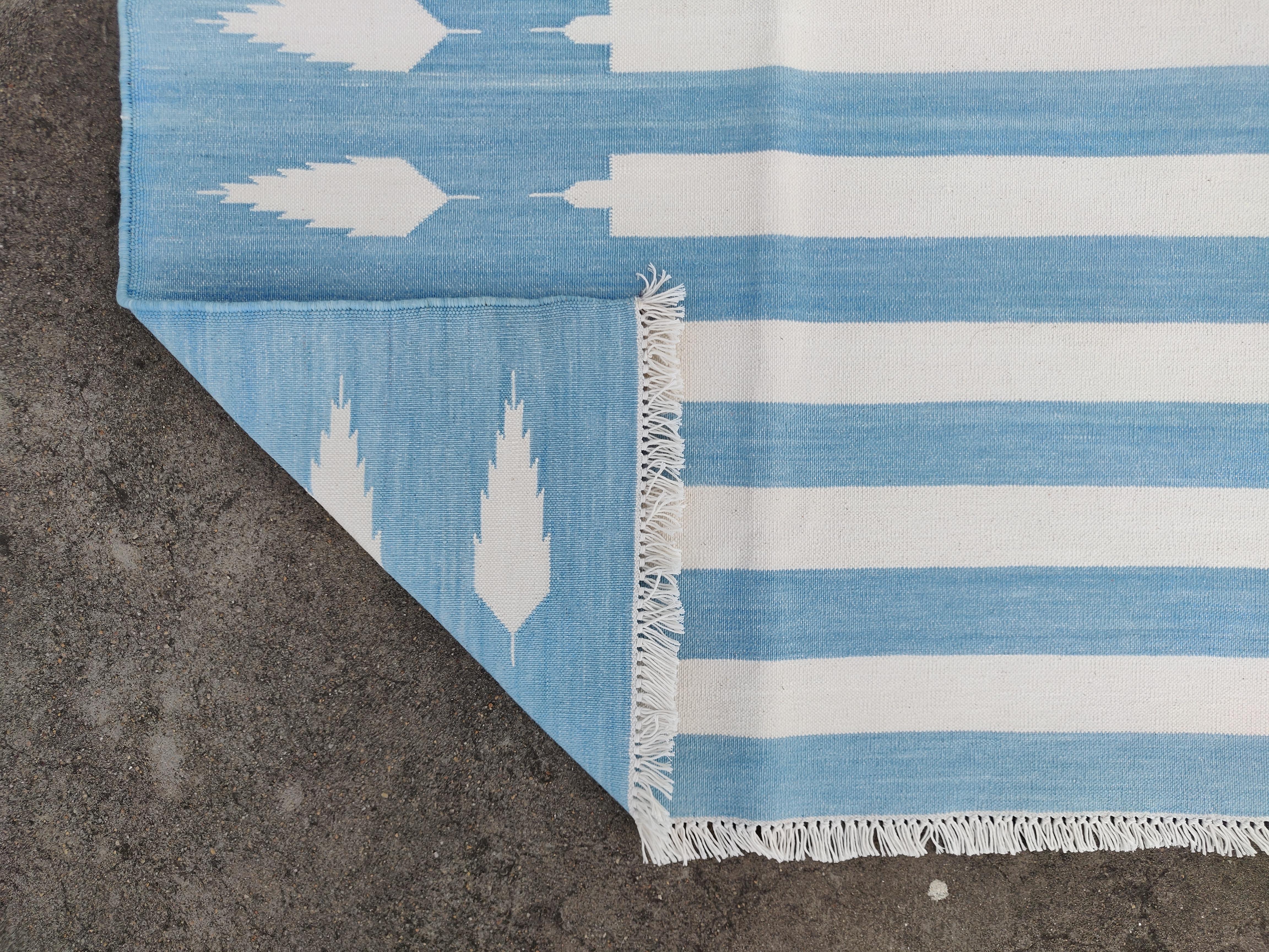 Tappeto a tessitura piatta in cotone fatto a mano, 3x5 a righe bianche e blu, indiano Dhurrie in vendita 2
