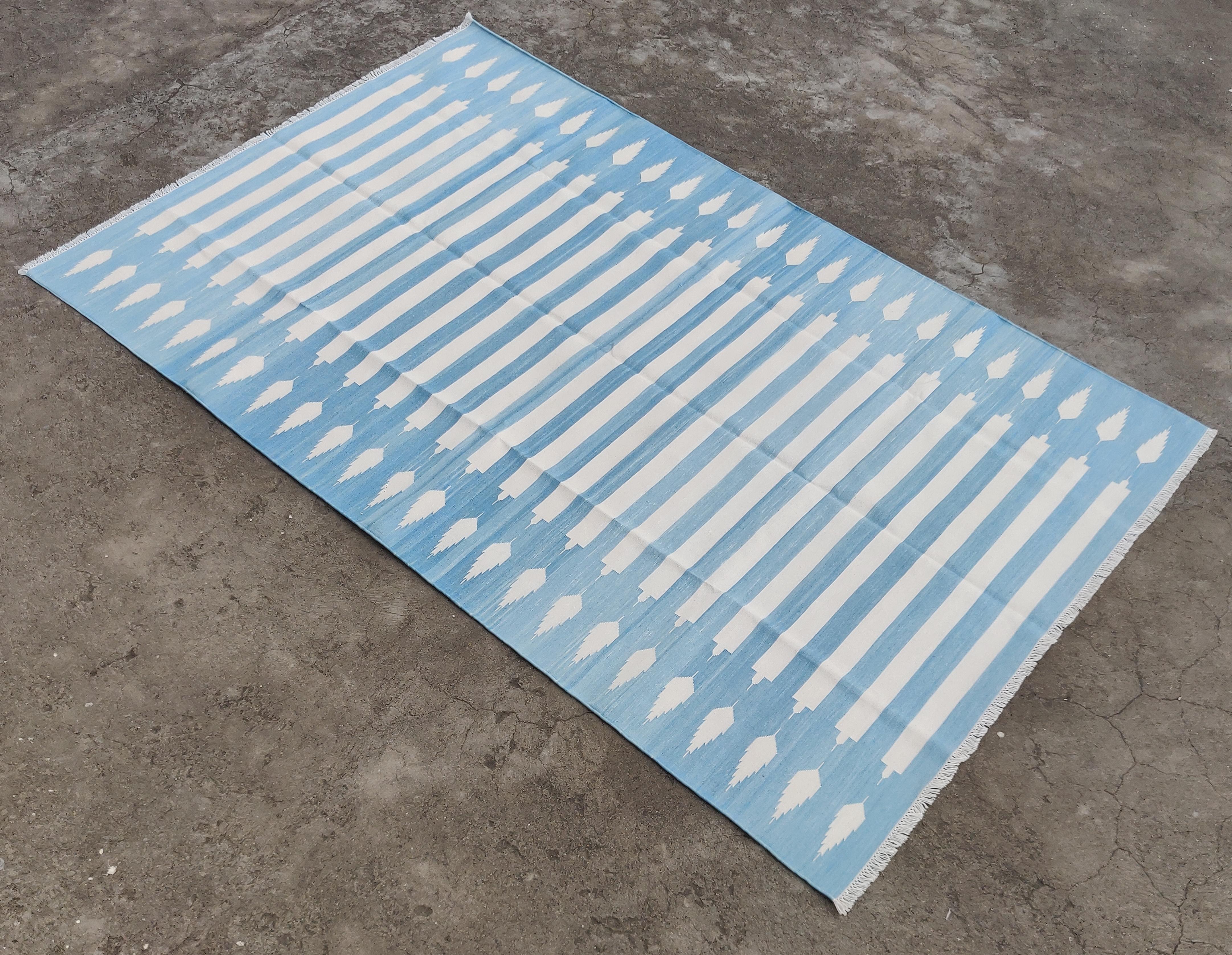 Tappeto a tessitura piatta in cotone fatto a mano, 3x5 a righe bianche e blu, indiano Dhurrie in vendita 3