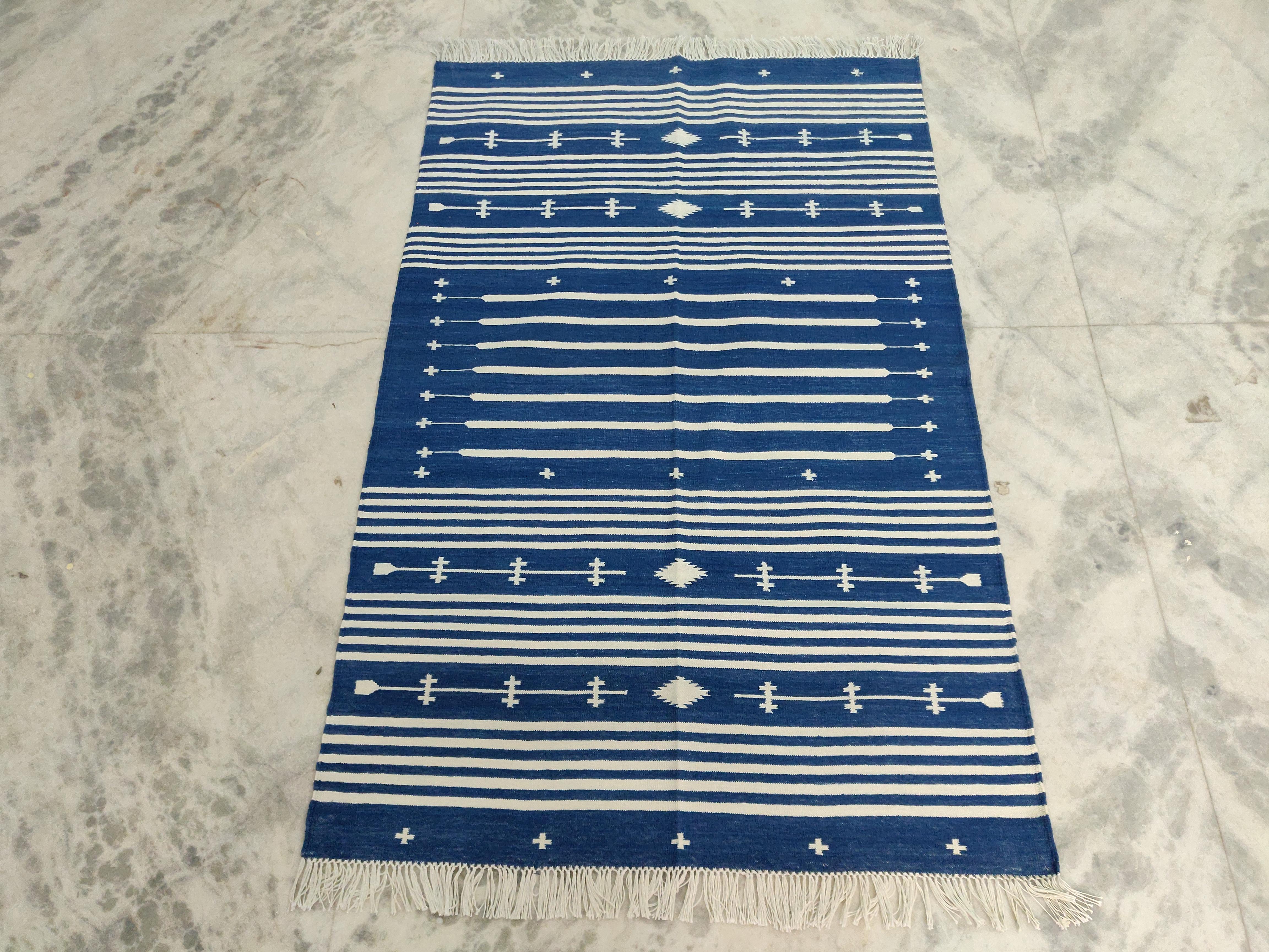 Tappeto Dhurrie indiano in cotone tinto al vegetale a righe bianche e blu-36 
