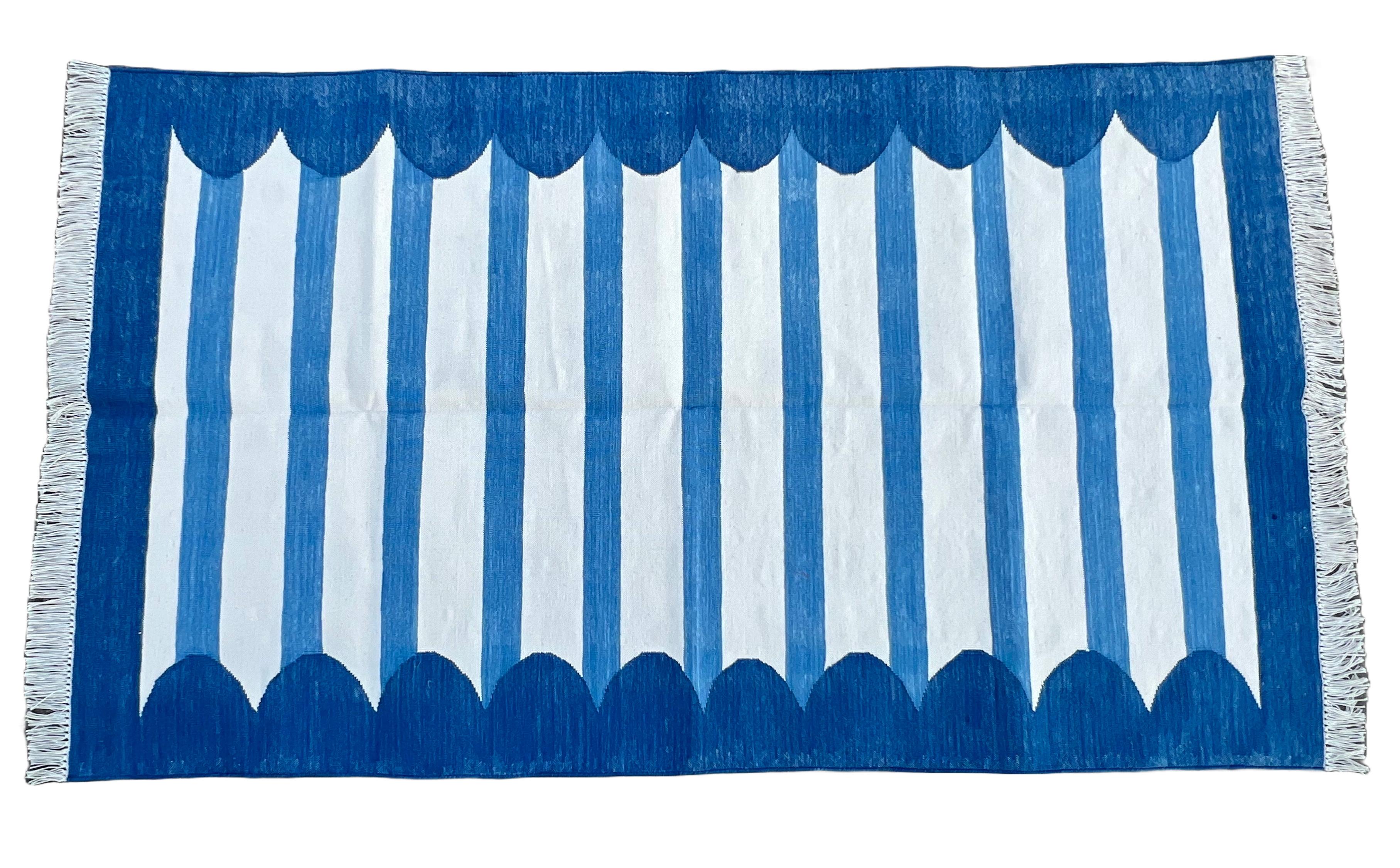 Dhurrie indien festonné en coton teint végétal bleu et blanc-3'x5' 
Ces dhurries spéciales à tissage plat sont tissées à la main avec du fil 100 % coton 15 plis. En raison des techniques de fabrication spéciales utilisées pour créer nos tapis, la