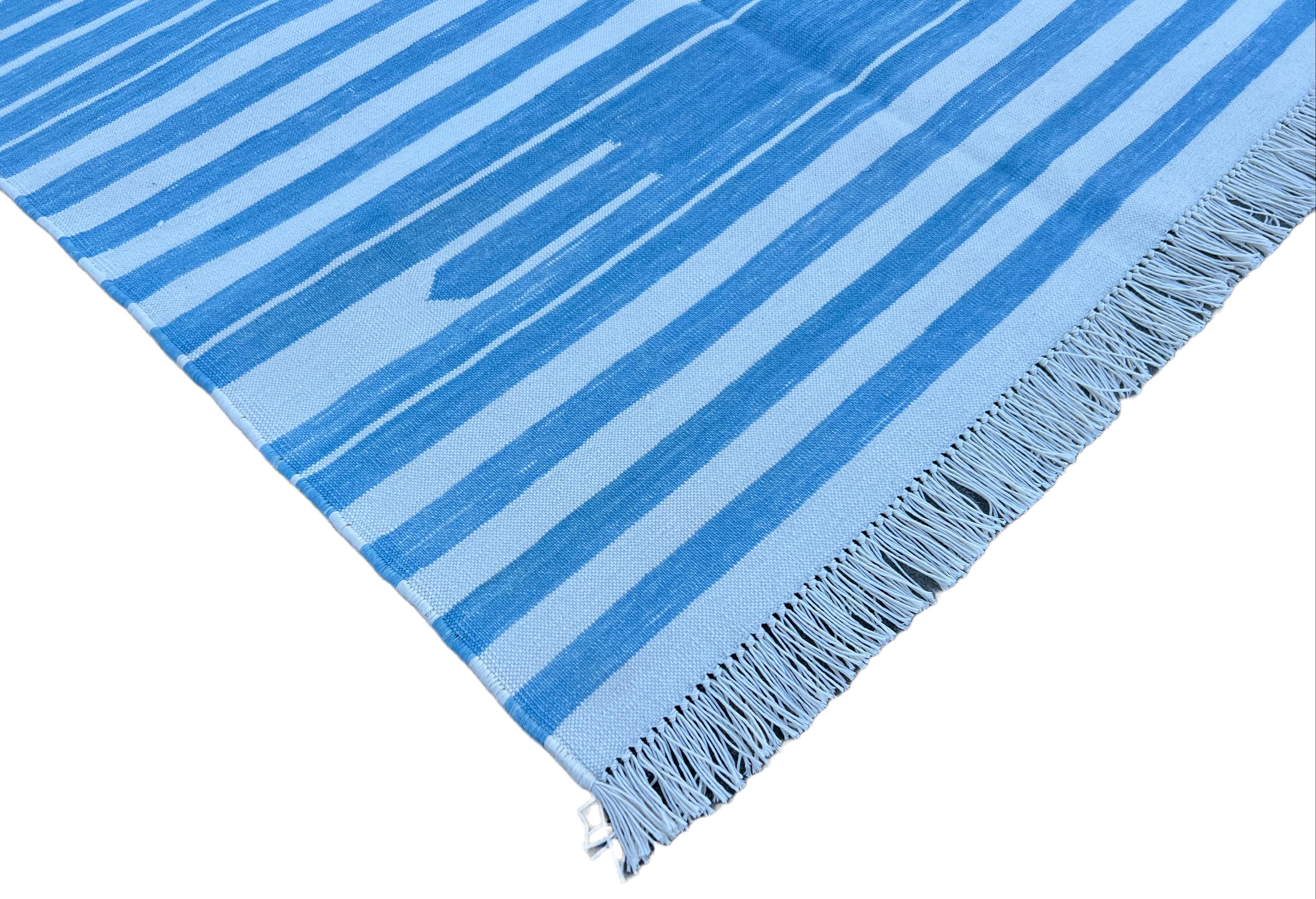 Tappeto indiano a righe bianche e blu cielo in cotone naturale tinto al vegetale 3'x5'

Queste speciali dhurry a trama piatta sono tessute a mano con un filo di cotone 100% a 15 strati. A causa delle speciali tecniche di produzione utilizzate per