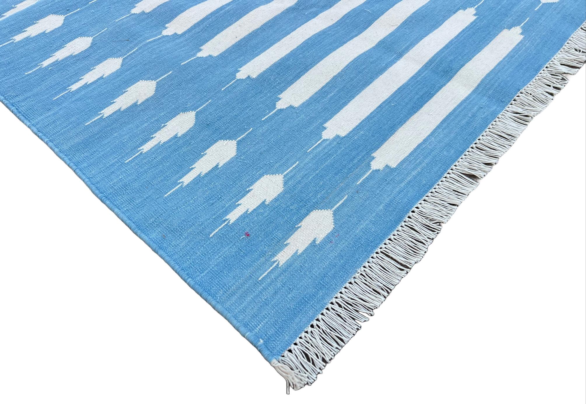 Handgefertigter Flachgewebe-Teppich aus Baumwolle, 3x5 Blau und Weiß gestreifter indischer Dhurrie (Moderne der Mitte des Jahrhunderts) im Angebot