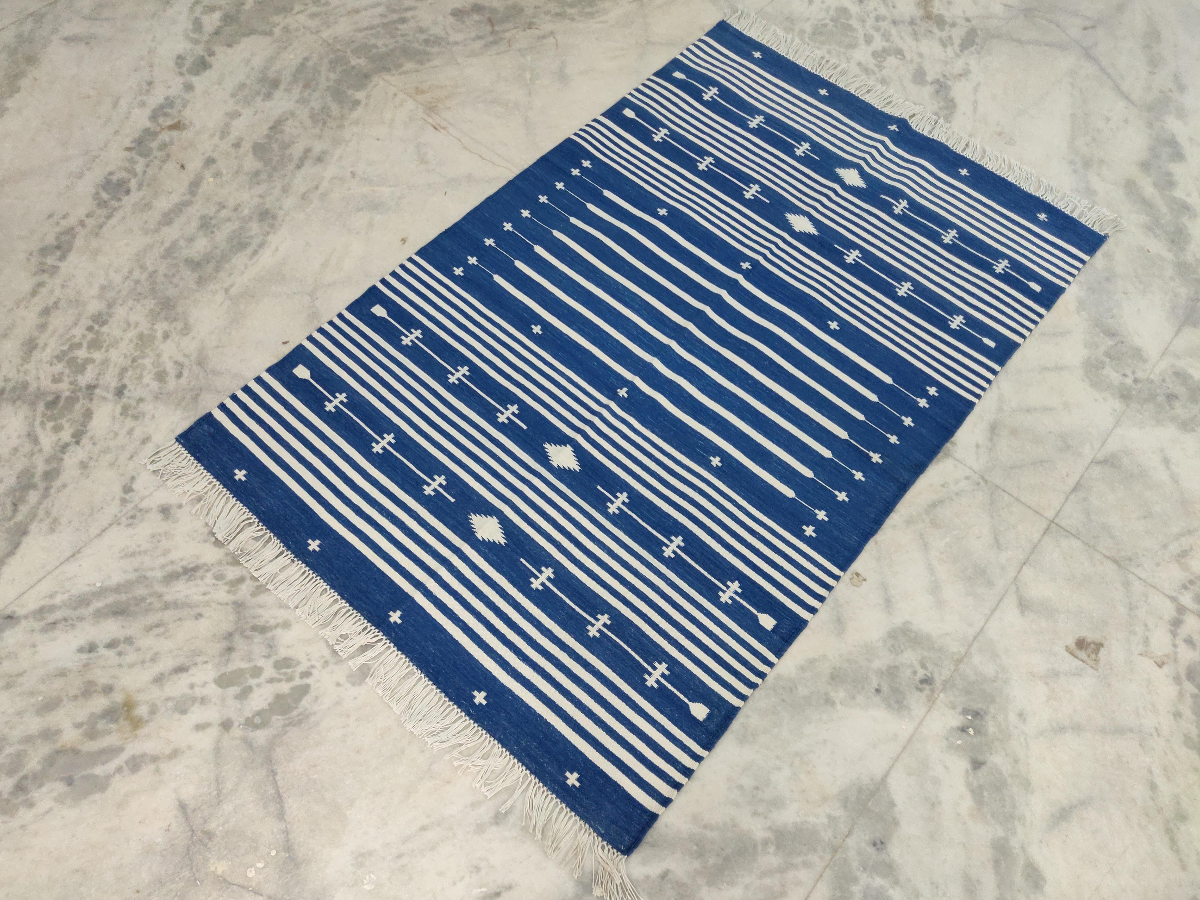 Mid-Century moderno Tappeto a tessitura piatta in cotone fatto a mano, 3x5 a righe bianche e blu, indiano Dhurrie in vendita
