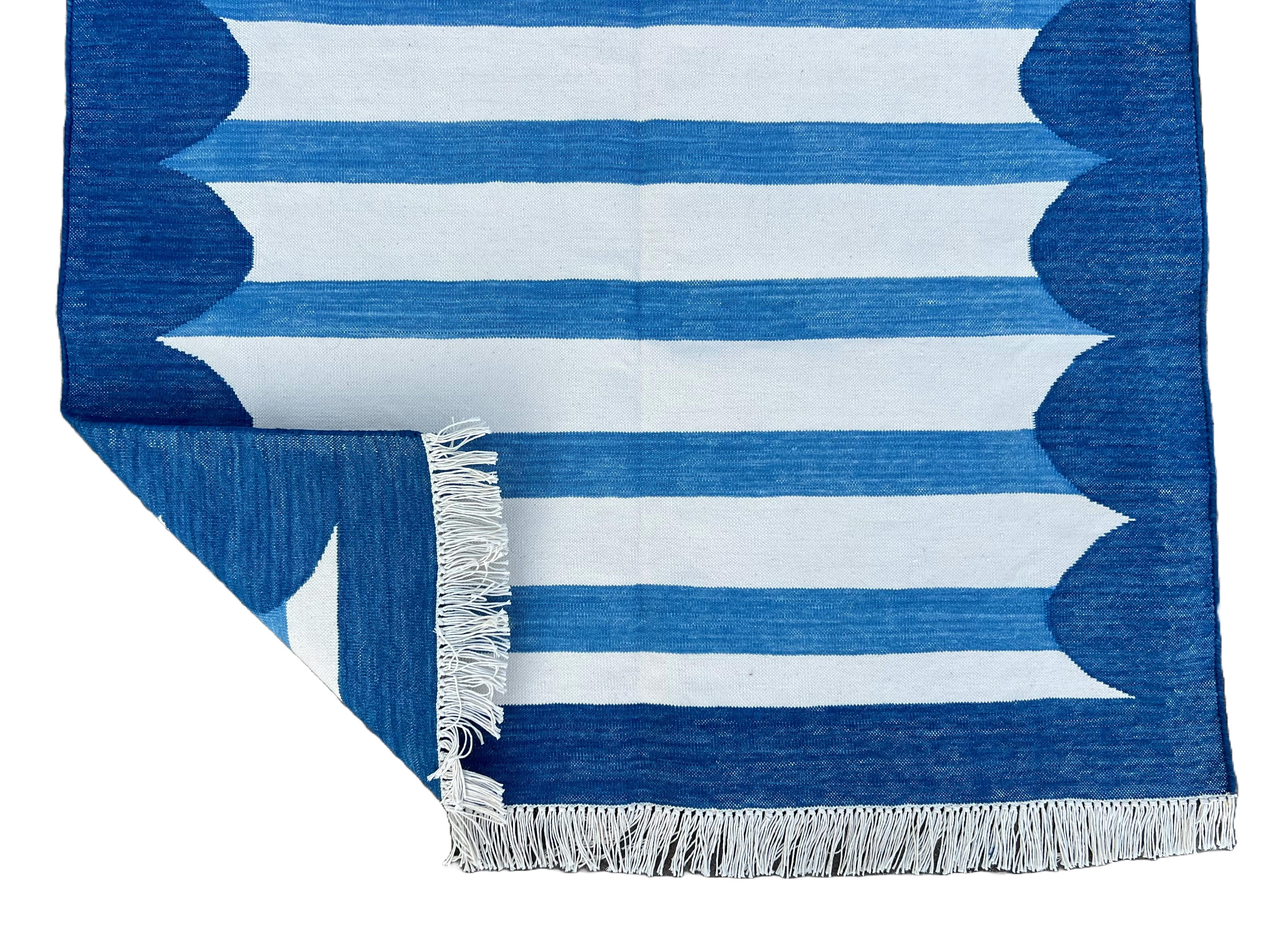 Mid-Century Modern Tapis de sol en coton fait main, 3x5 rayé bleu et blanc Indian Dhurrie en vente