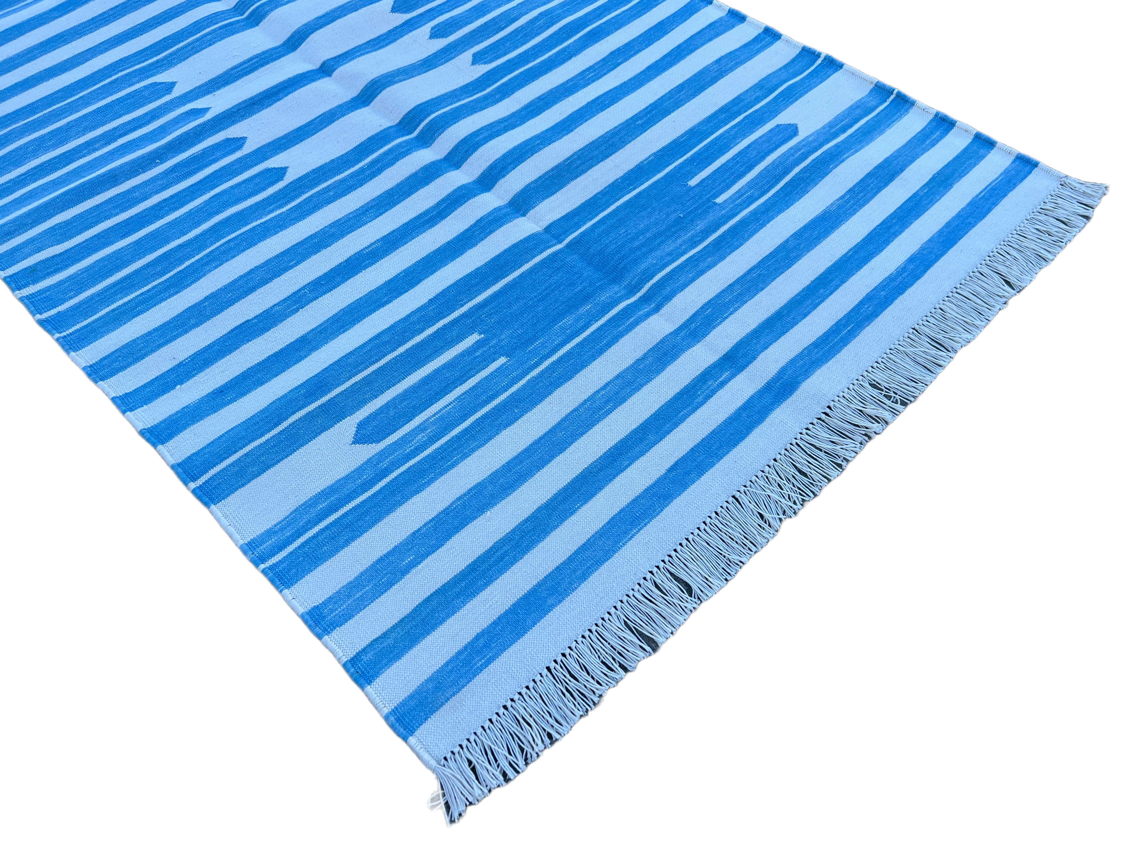 Mid-Century moderno Tappeto a tessitura piatta in cotone fatto a mano, 3x5 a righe bianche e blu, indiano Dhurrie in vendita