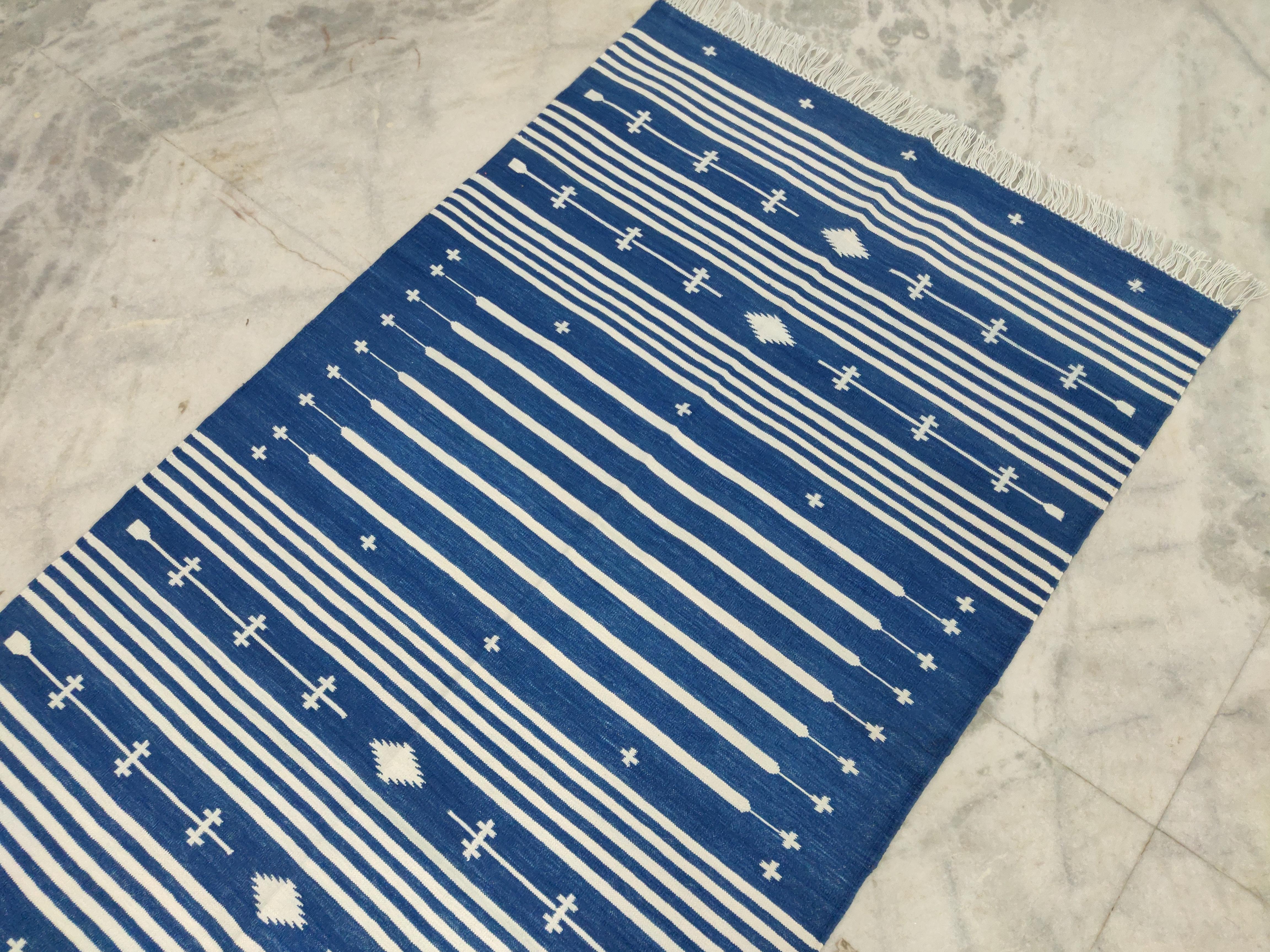 Handgefertigter Flachgewebe-Teppich aus Baumwolle, 3x5 Blau und Weiß gestreifter indischer Dhurrie (Indisch) im Angebot