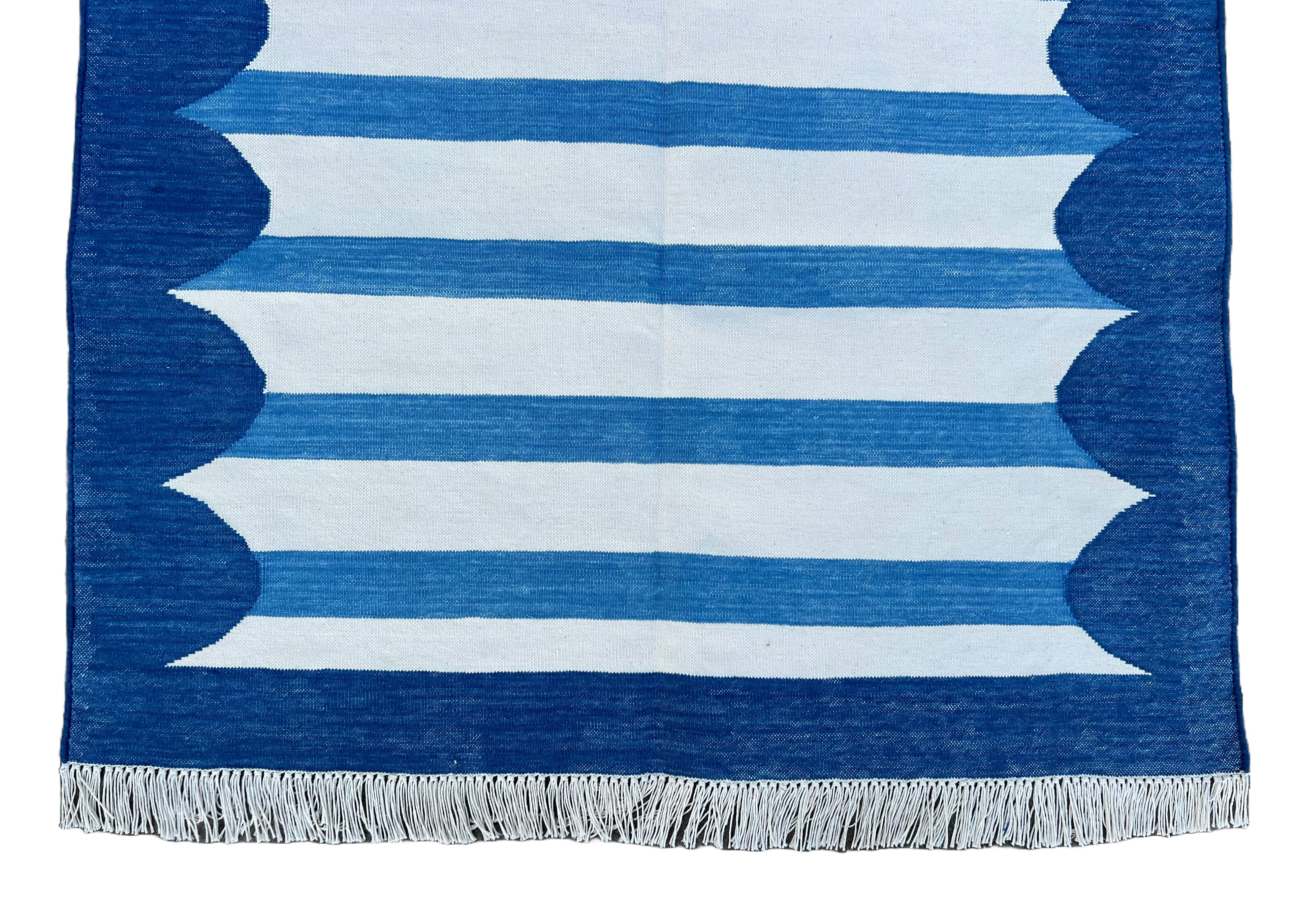Indien Tapis de sol en coton fait main, 3x5 rayé bleu et blanc Indian Dhurrie en vente