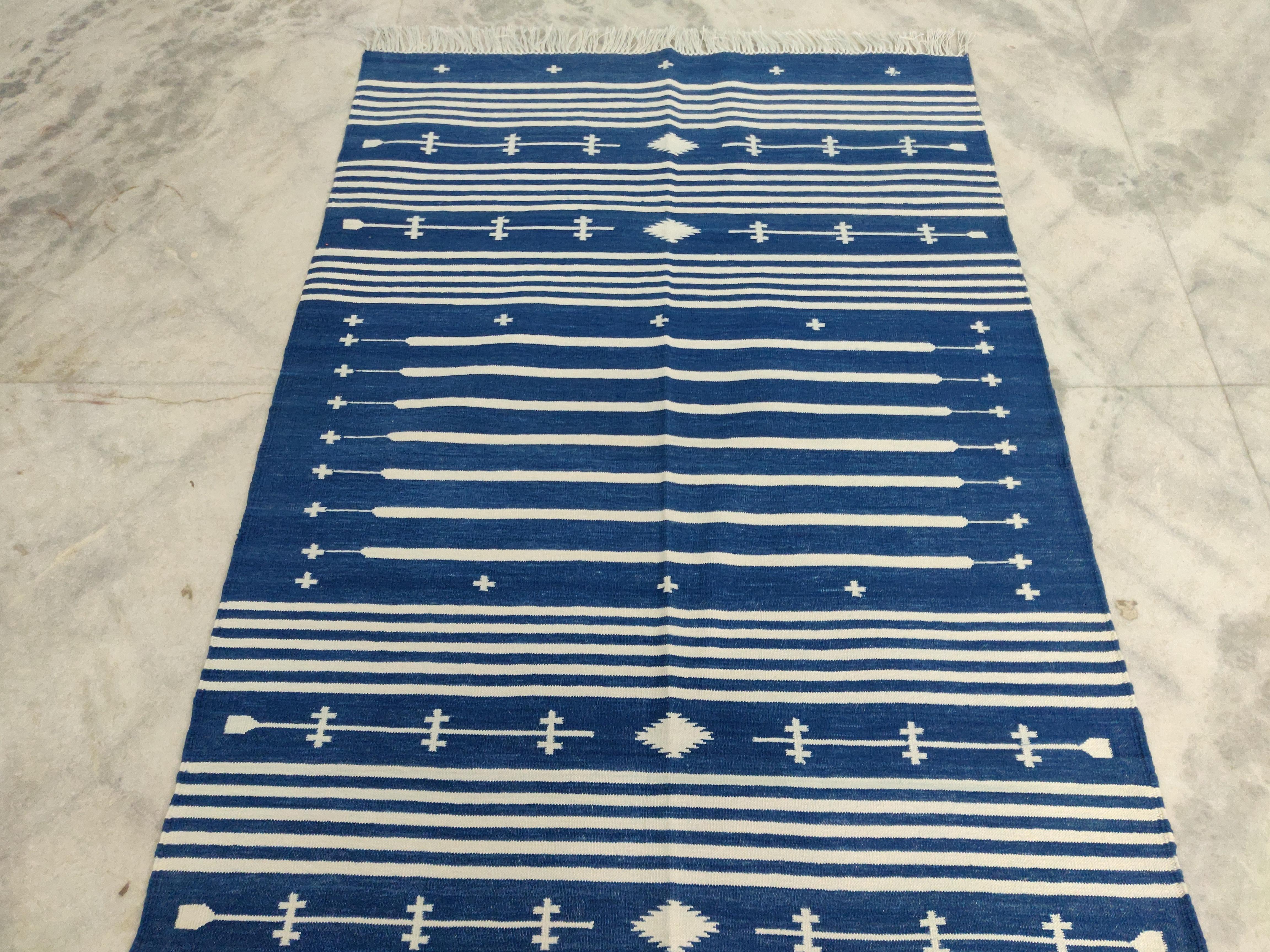 Handgefertigter Flachgewebe-Teppich aus Baumwolle, 3x5 Blau und Weiß gestreifter indischer Dhurrie (Handgewebt) im Angebot