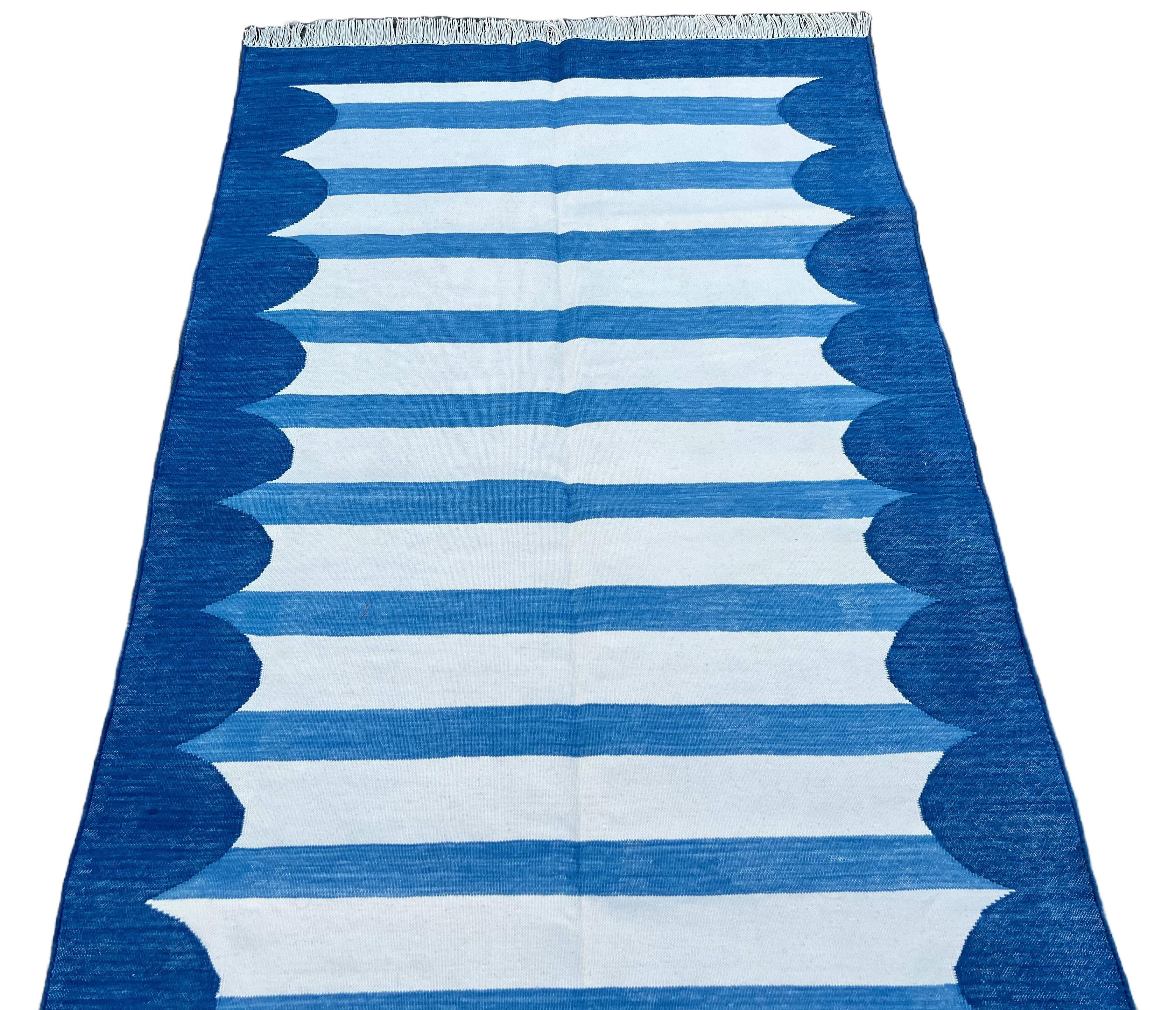 Tissé à la main Tapis de sol en coton fait main, 3x5 rayé bleu et blanc Indian Dhurrie en vente