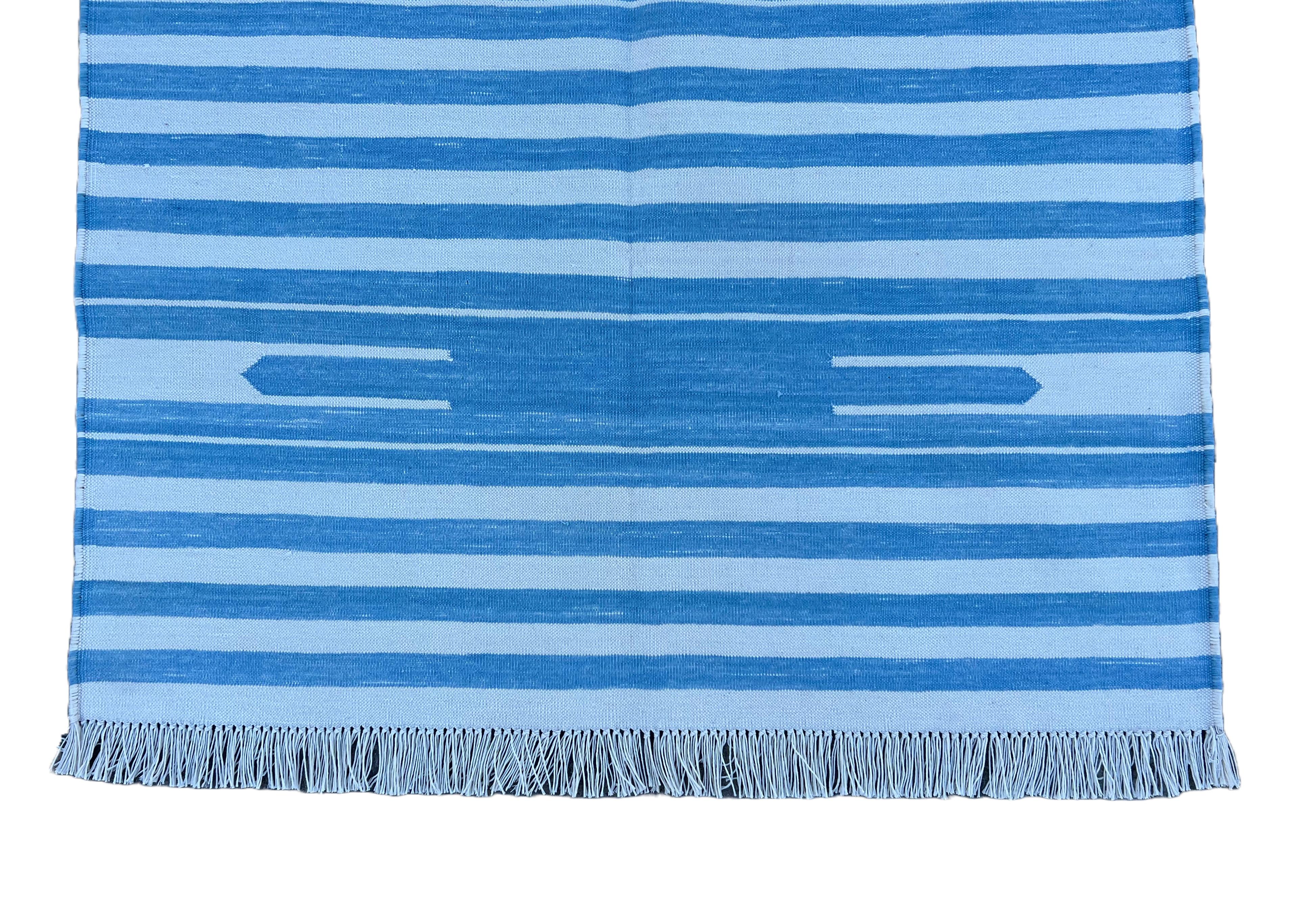 Tessuto a mano Tappeto a tessitura piatta in cotone fatto a mano, 3x5 a righe bianche e blu, indiano Dhurrie in vendita