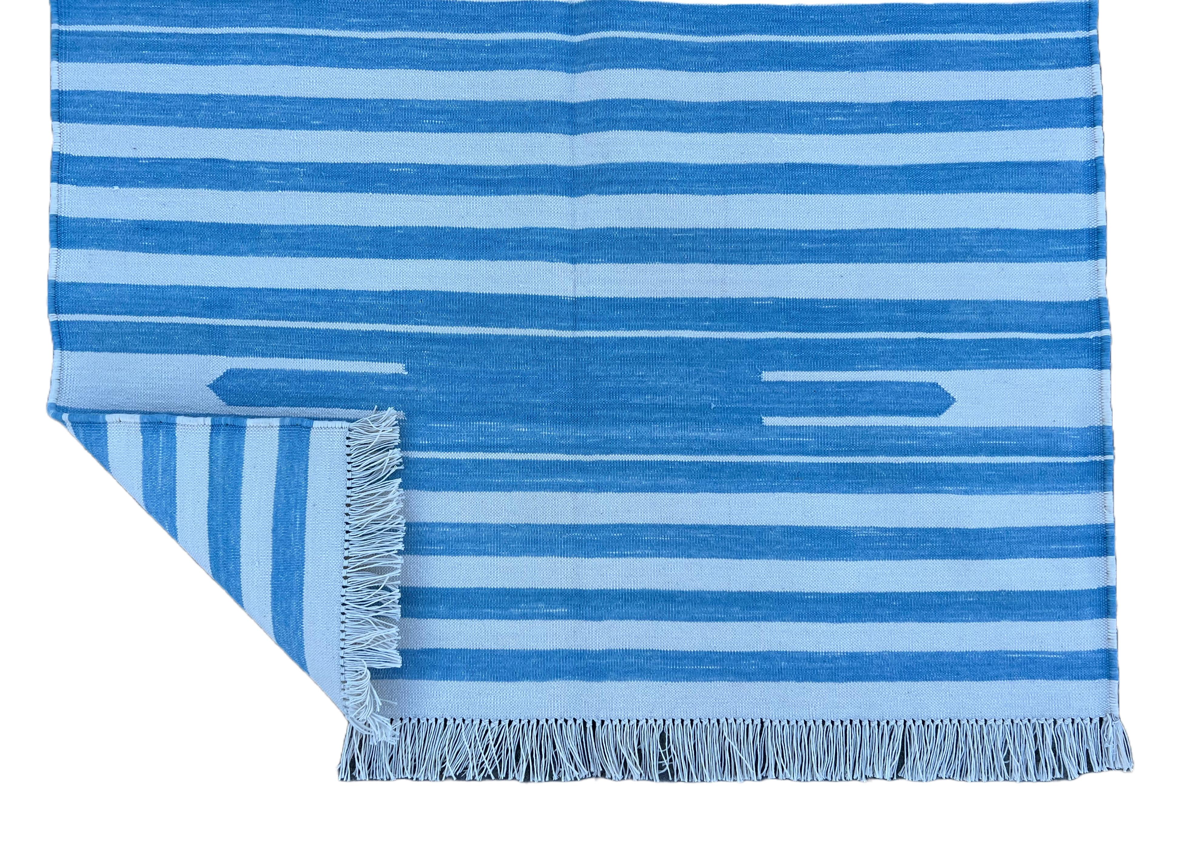 Tappeto a tessitura piatta in cotone fatto a mano, 3x5 a righe bianche e blu, indiano Dhurrie In condizioni Nuovo in vendita a Jaipur, IN