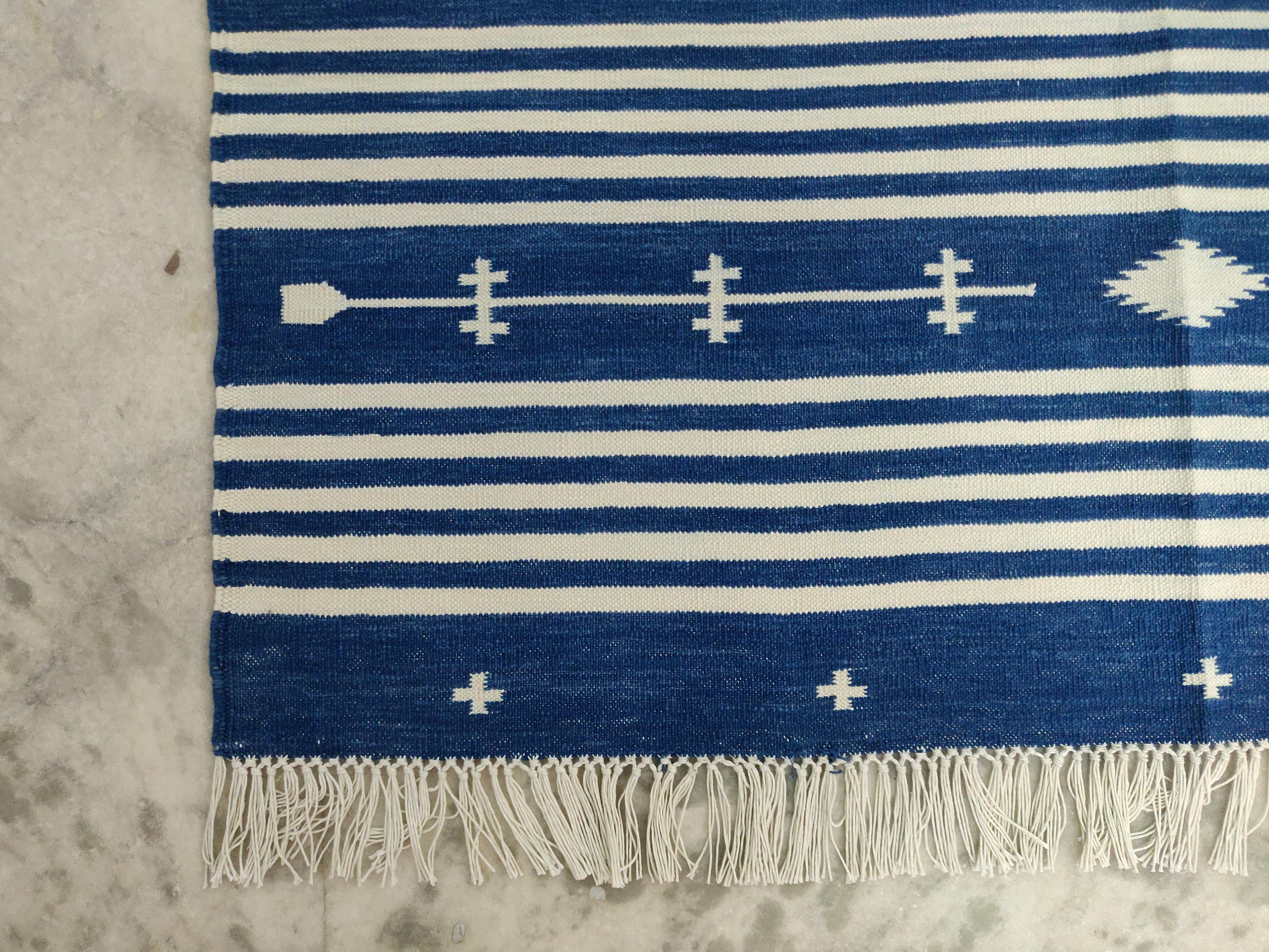 XXI secolo e contemporaneo Tappeto a tessitura piatta in cotone fatto a mano, 3x5 a righe bianche e blu, indiano Dhurrie in vendita