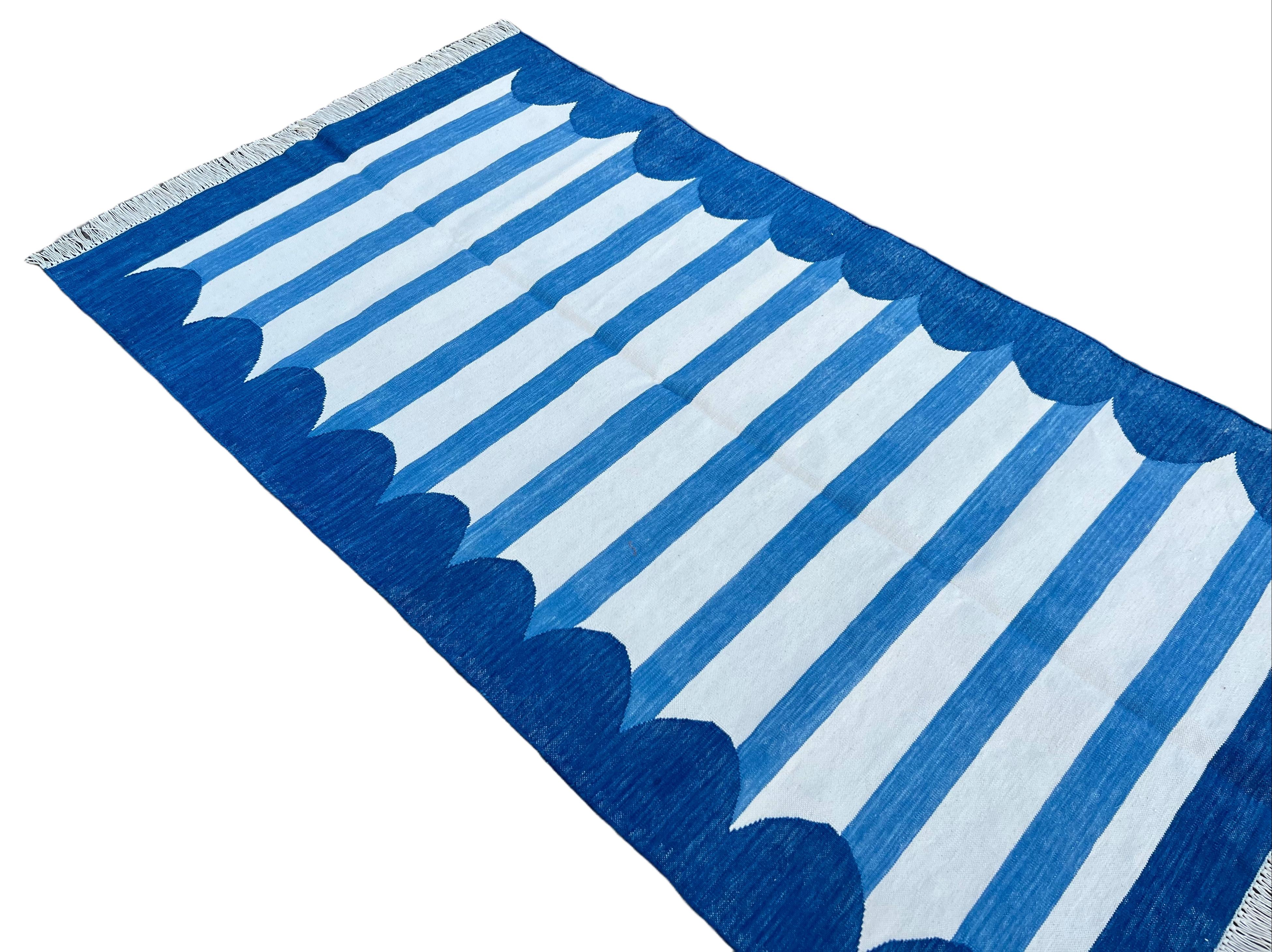 XXIe siècle et contemporain Tapis de sol en coton fait main, 3x5 rayé bleu et blanc Indian Dhurrie en vente