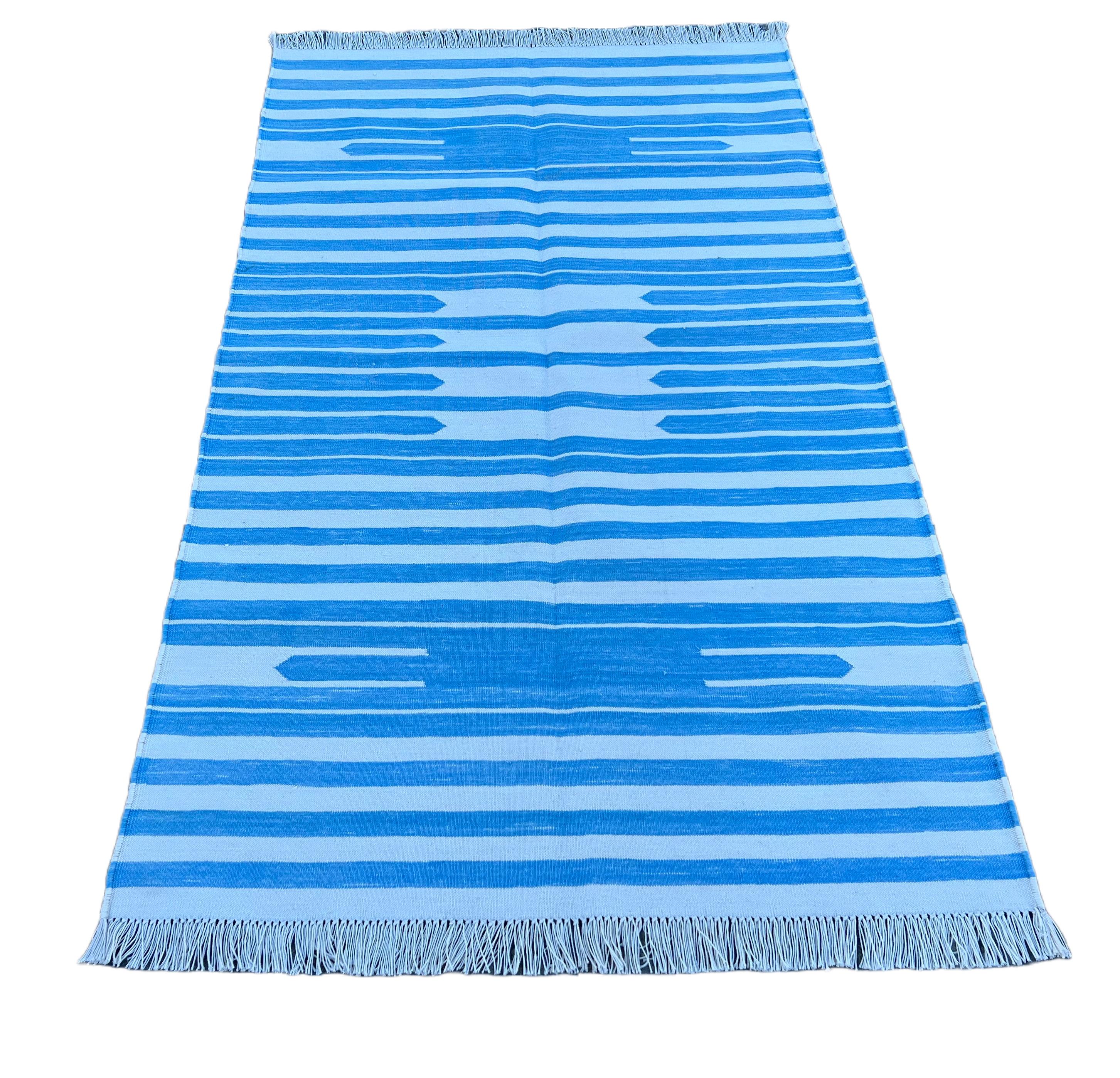 XXI secolo e contemporaneo Tappeto a tessitura piatta in cotone fatto a mano, 3x5 a righe bianche e blu, indiano Dhurrie in vendita