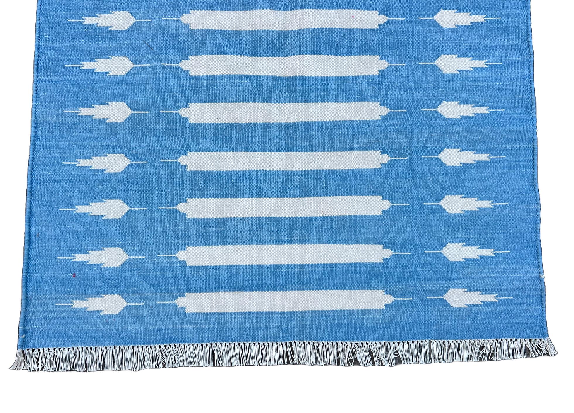 Handgefertigter Flachgewebe-Teppich aus Baumwolle, 3x5 Blau und Weiß gestreifter indischer Dhurrie im Angebot 1