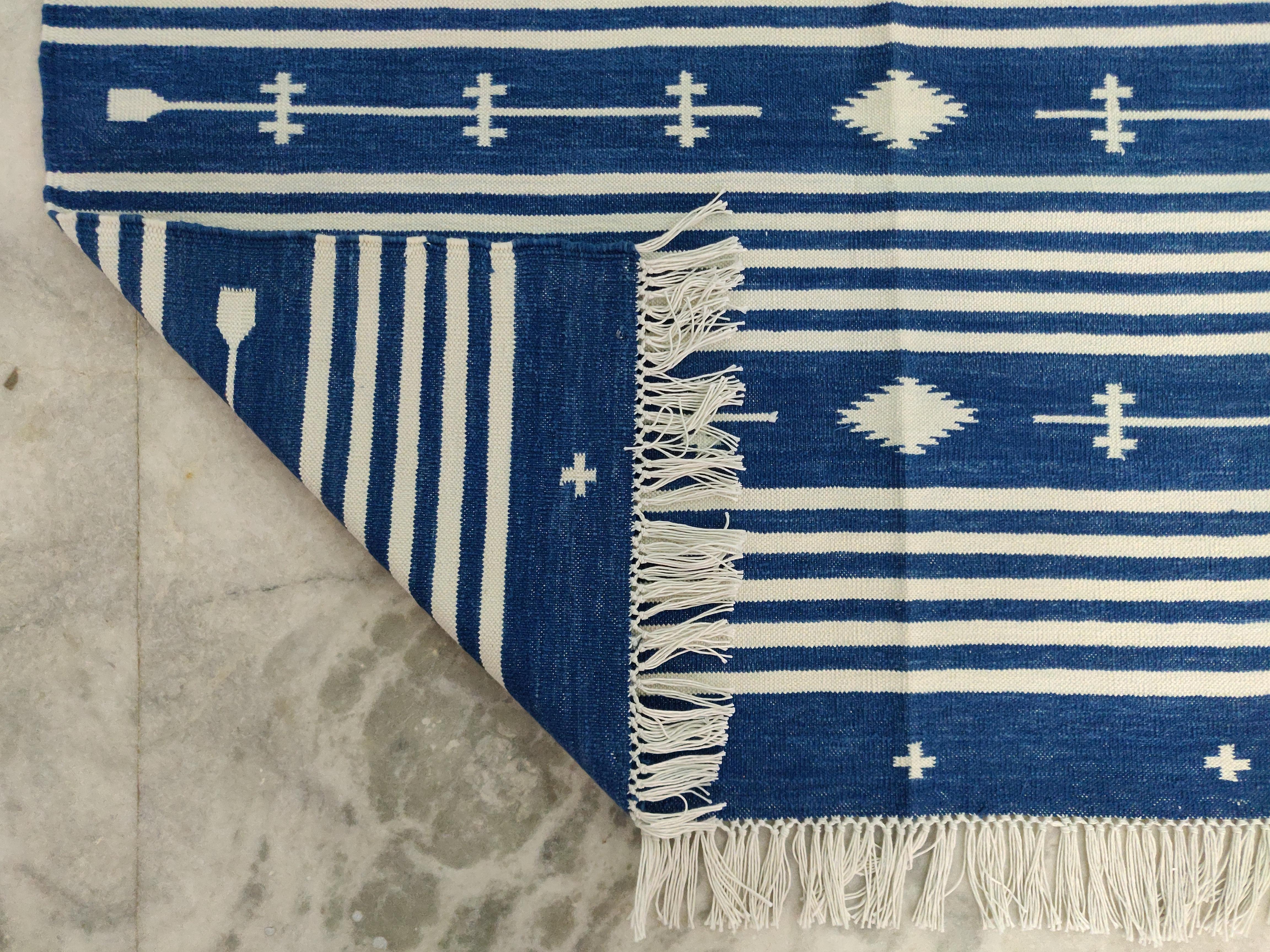 Handgefertigter Flachgewebe-Teppich aus Baumwolle, 3x5 Blau und Weiß gestreifter indischer Dhurrie im Angebot 1
