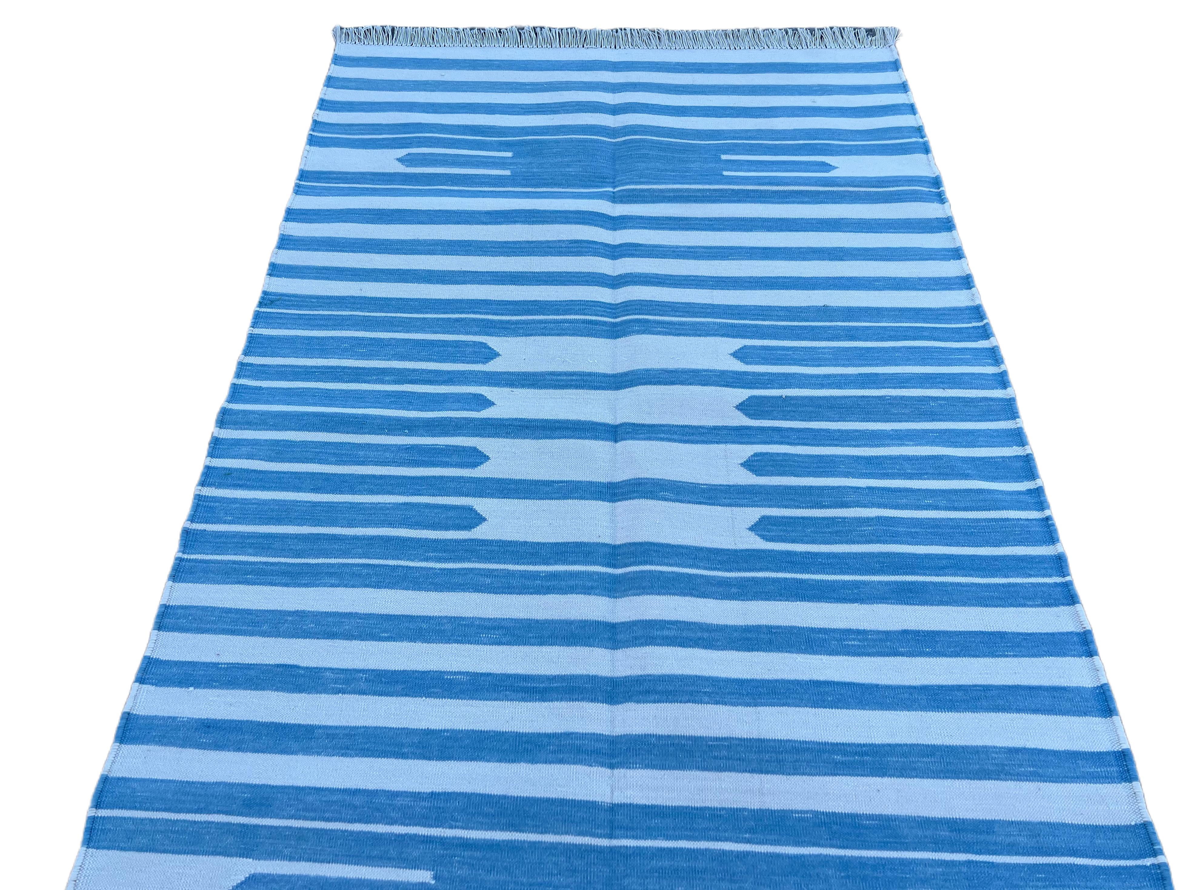 Cotone Tappeto a tessitura piatta in cotone fatto a mano, 3x5 a righe bianche e blu, indiano Dhurrie in vendita