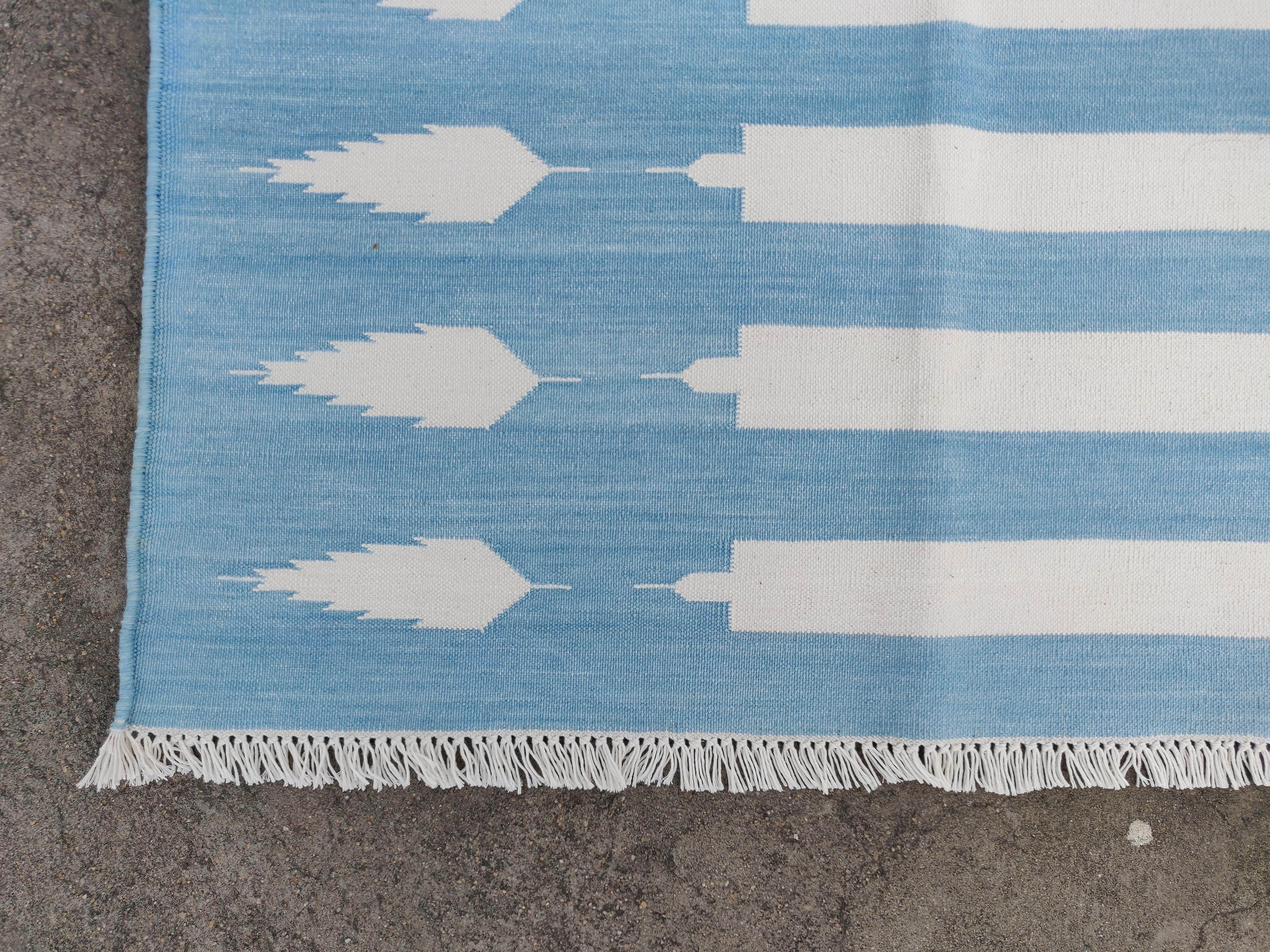 Tappeto a tessitura piatta in cotone fatto a mano, 3x5 a righe bianche e blu, indiano Dhurrie in vendita 1