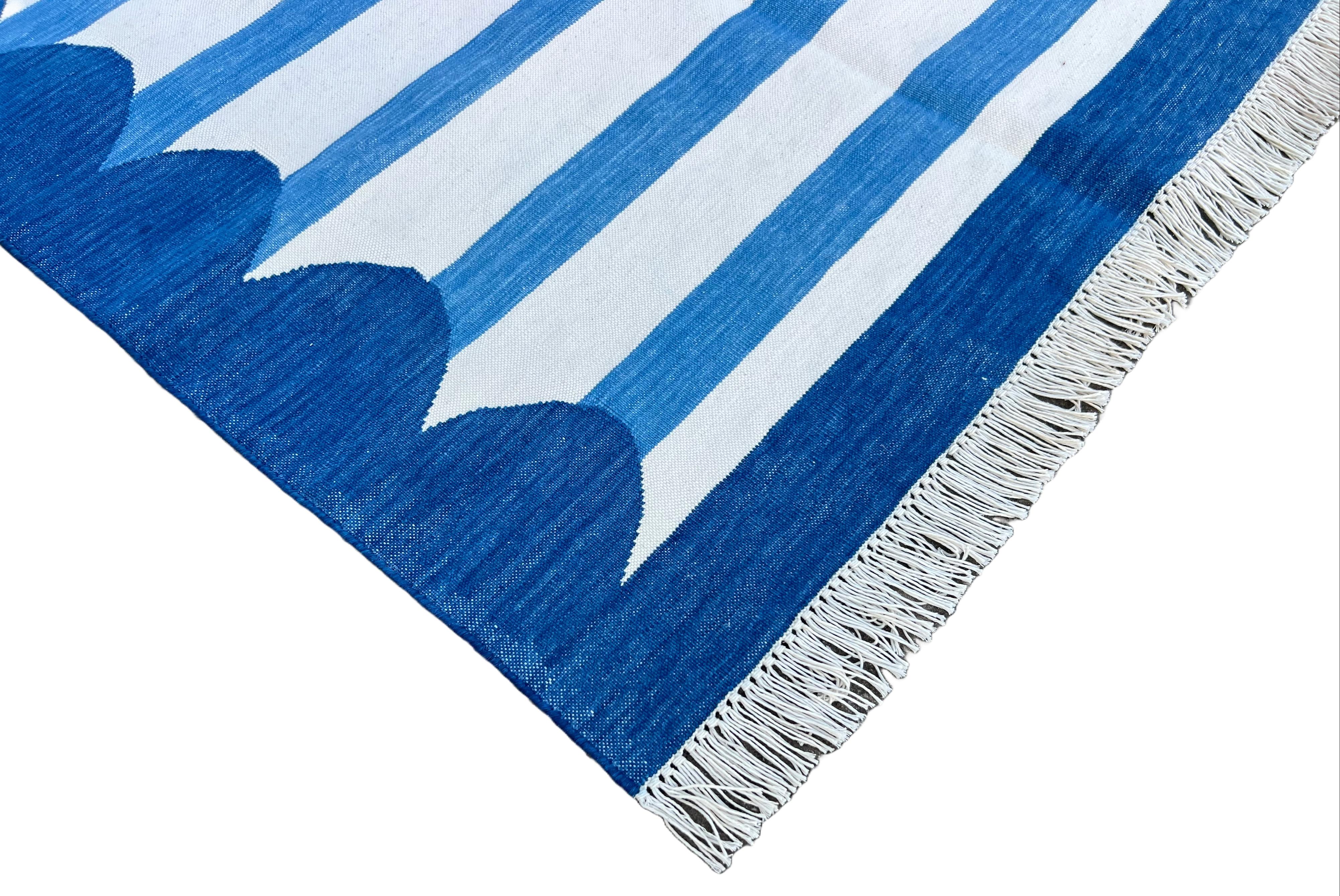Tapis de sol en coton fait main, 3x5 rayé bleu et blanc Indian Dhurrie en vente 1