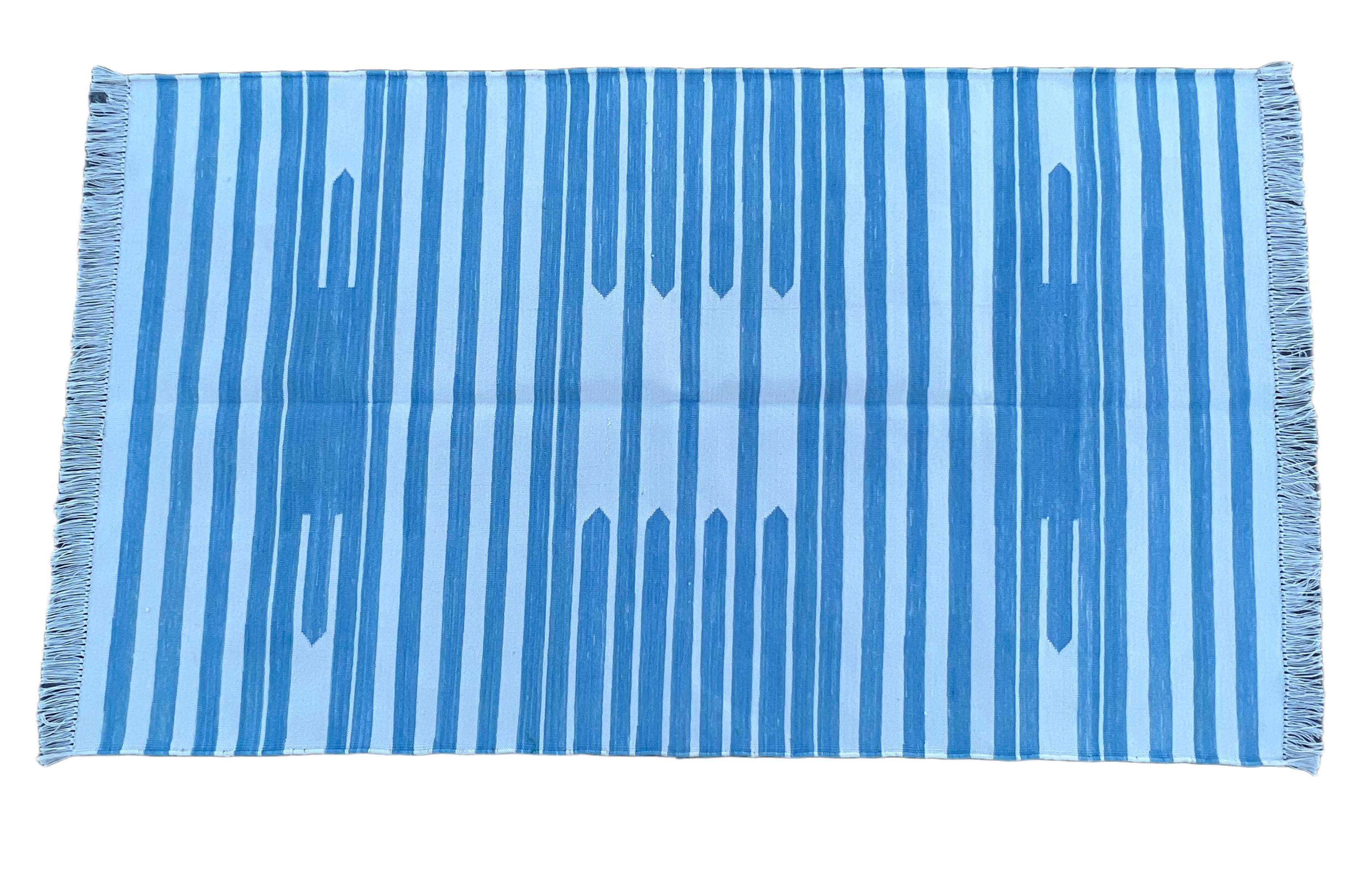 Tappeto a tessitura piatta in cotone fatto a mano, 3x5 a righe bianche e blu, indiano Dhurrie in vendita 1