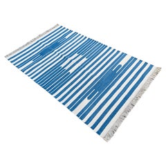 Handgefertigter Flachgewebe-Teppich aus Baumwolle, 3'x5' Blau und Weiß gestreifter indischer Dhurrie