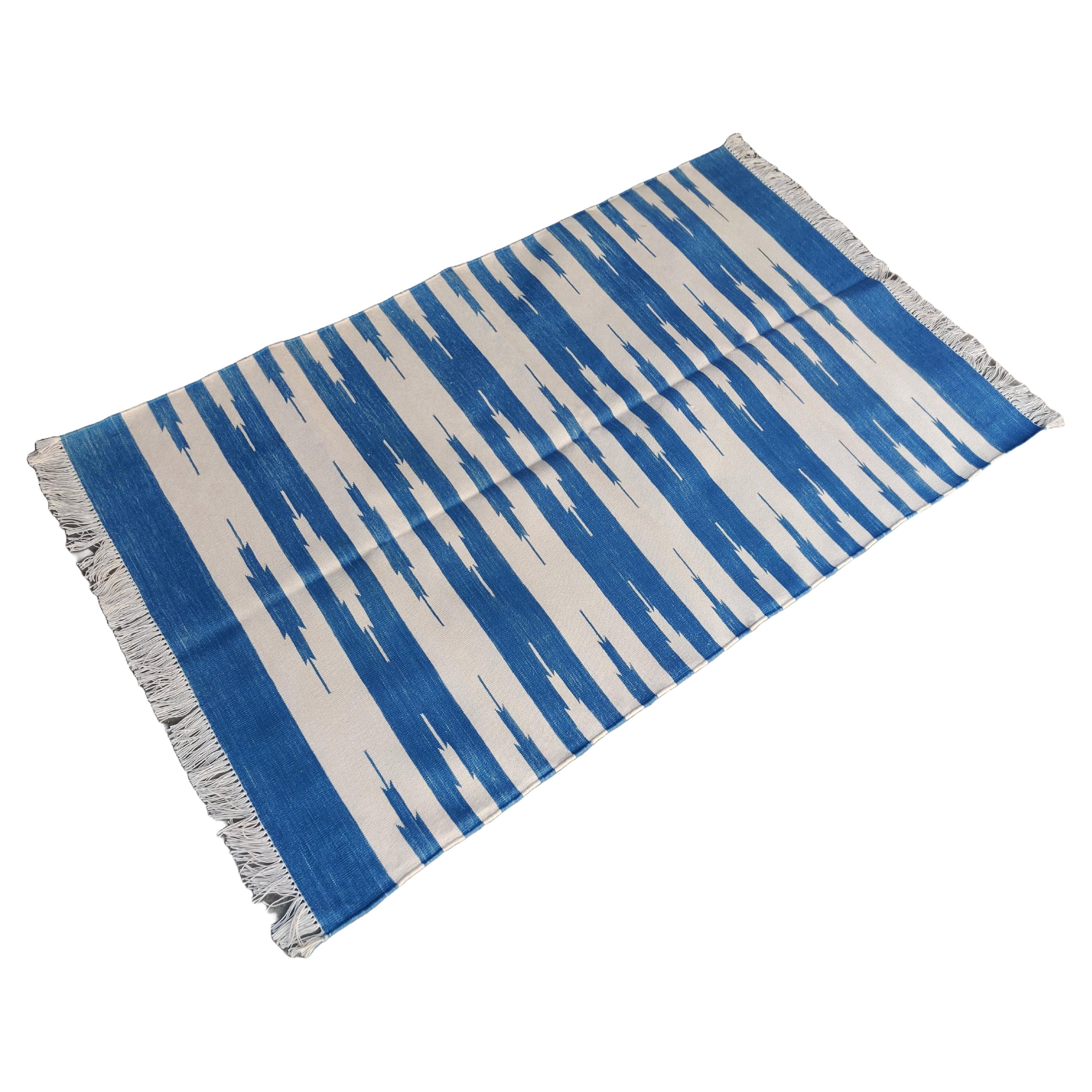 Handgefertigter Flachgewebe-Teppich aus Baumwolle, 3x5 Blau und Weiß gestreifter indischer Dhurrie