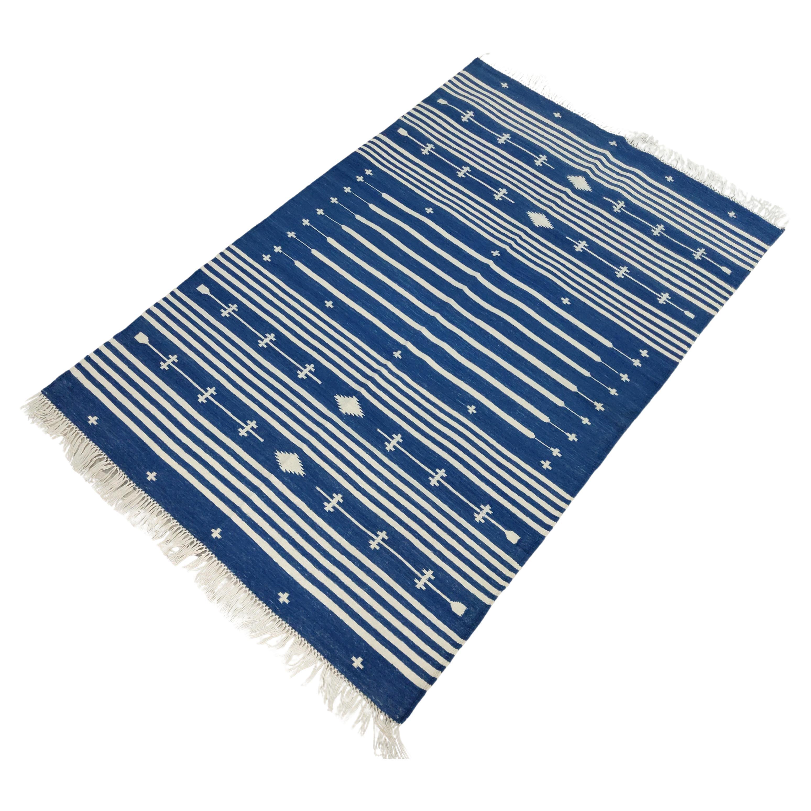 Handgefertigter Flachgewebe-Teppich aus Baumwolle, 3x5 Blau und Weiß gestreifter indischer Dhurrie im Angebot
