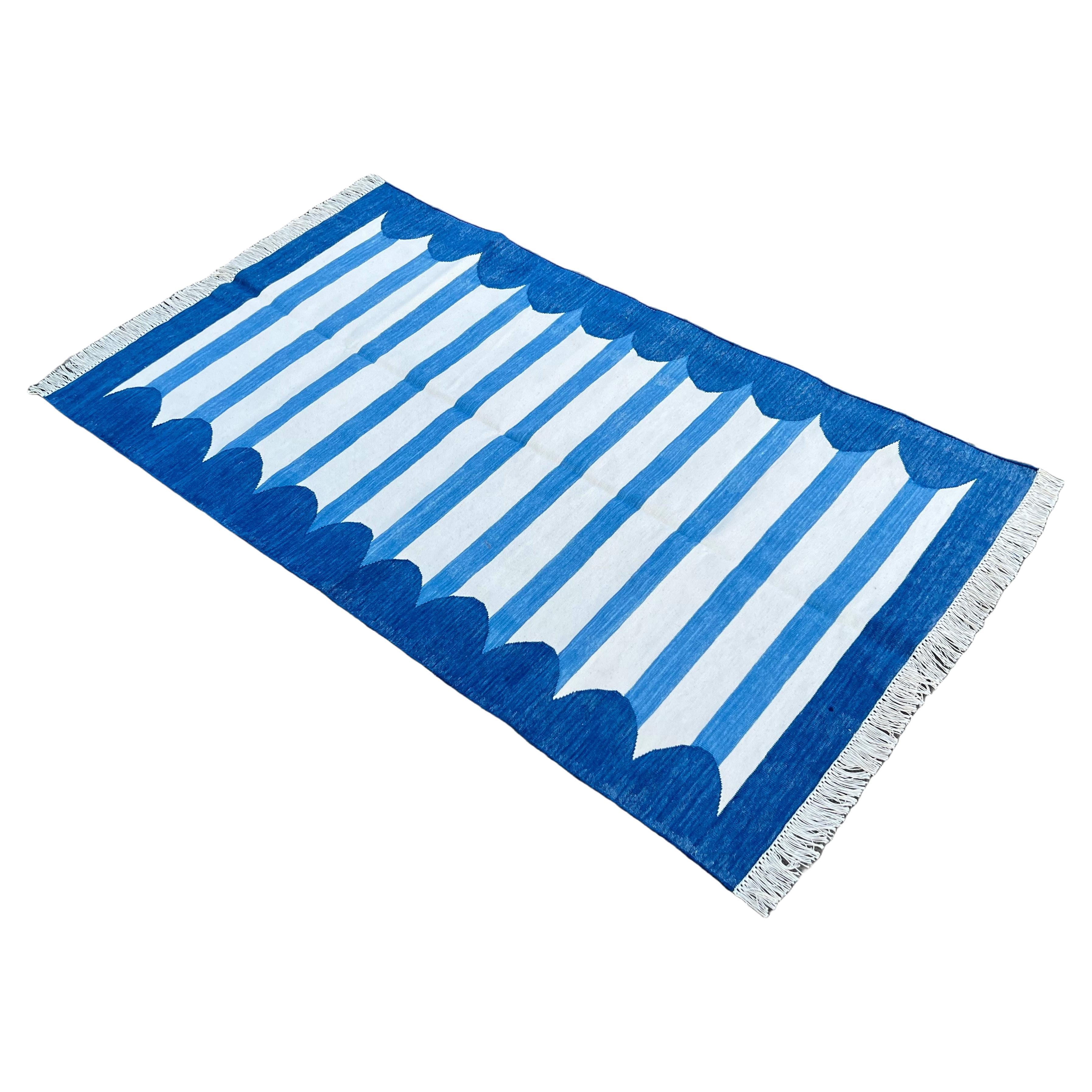 Tappeto a tessitura piatta in cotone fatto a mano, 3x5 a righe bianche e blu, indiano Dhurrie