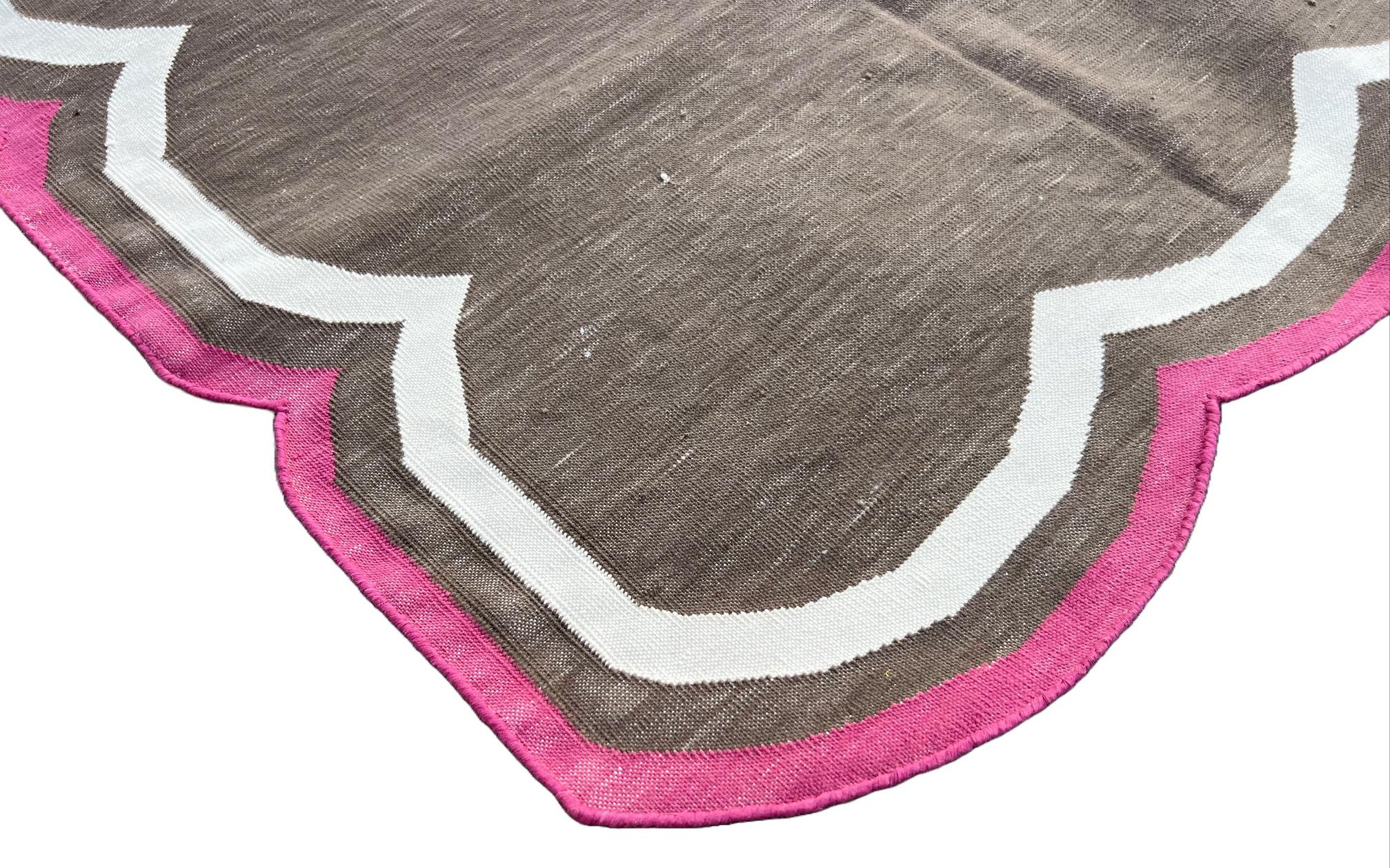 Handgefertigter Flachgewebe-Teppich aus Baumwolle, 3x5 Brown und Pink Scalloped Kilim Dhurrie (Moderne der Mitte des Jahrhunderts) im Angebot
