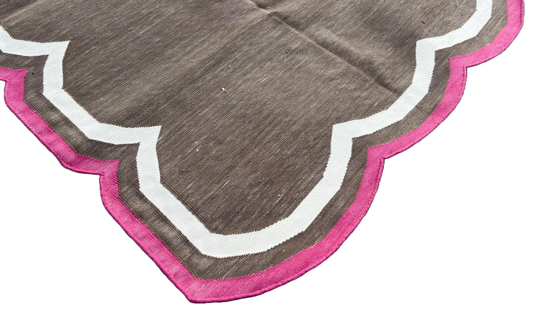 Handgefertigter Flachgewebe-Teppich aus Baumwolle, 3x5 Brown und Pink Scalloped Kilim Dhurrie (Indisch) im Angebot