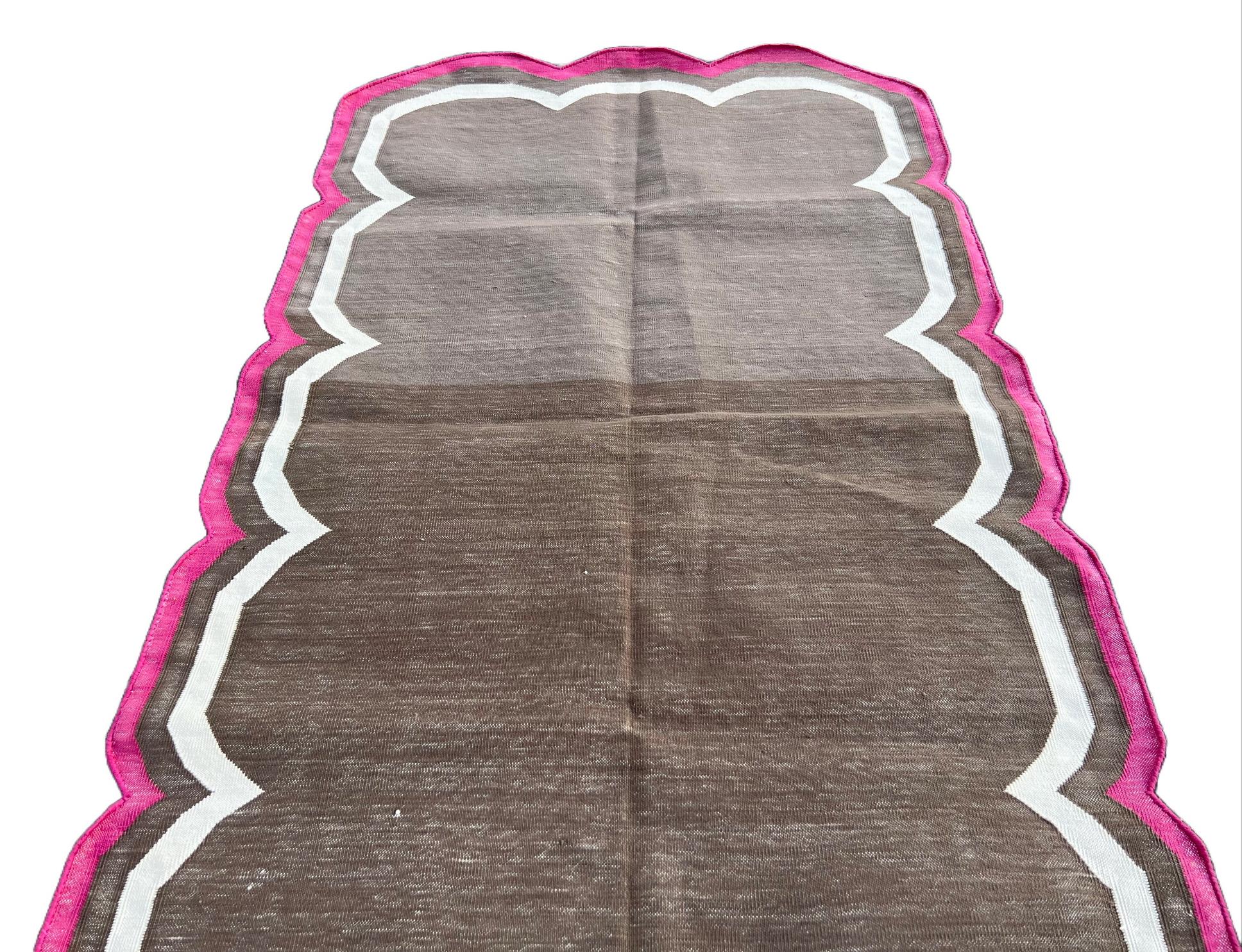 Handmade Cotton Area Flat Weave Rug, 3x5 Brown And Pink Scalloped Kilim Dhurrie In New Condition For Sale In Jaipur, IN