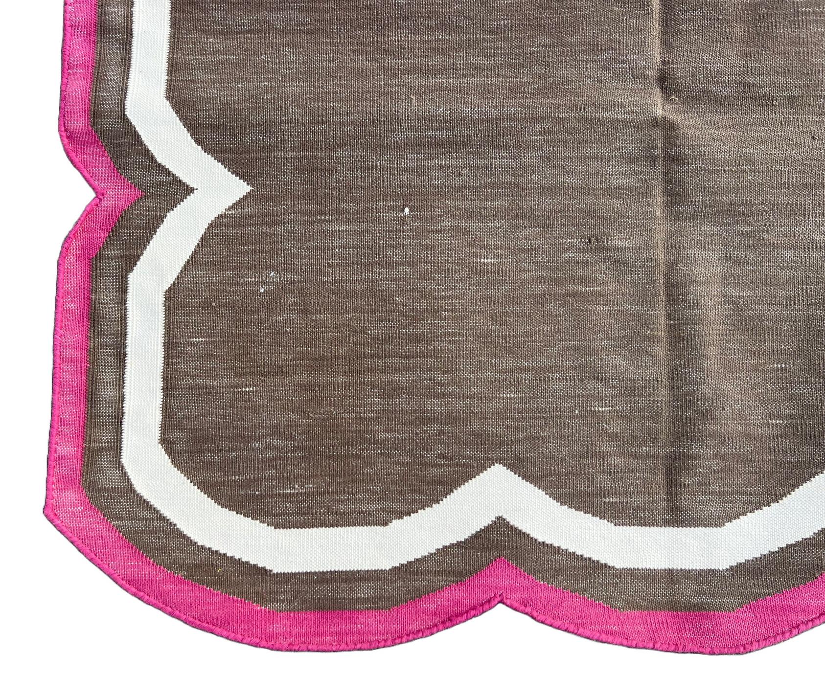 Contemporary Handmade Cotton Area Flat Weave Rug, 3x5 Brown And Pink Scalloped Kilim Dhurrie For Sale