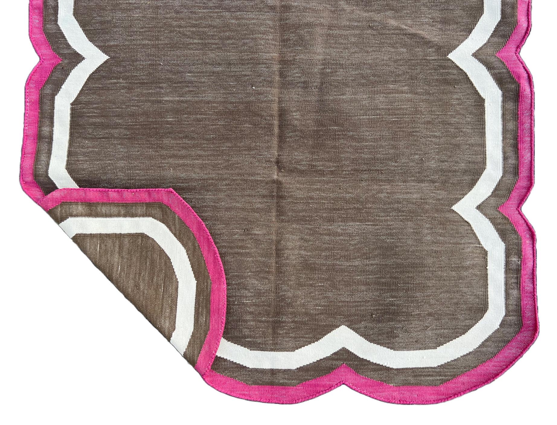 Handgefertigter Flachgewebe-Teppich aus Baumwolle, 3x5 Brown und Pink Scalloped Kilim Dhurrie im Angebot 1