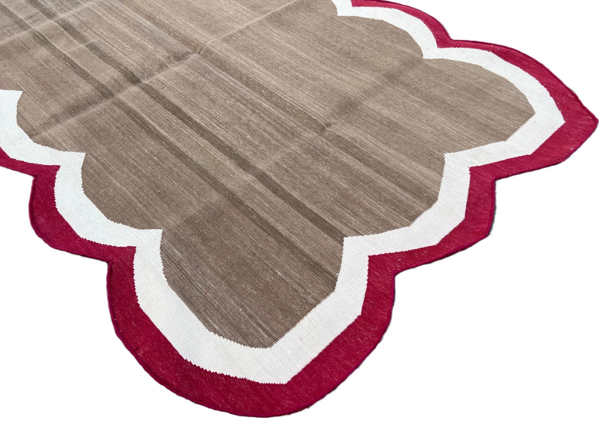 Handgefertigter Flachgewebe-Teppich aus Baumwolle, 3x5 Brown und Red Scalloped Kilim Dhurrie (Indisch) im Angebot