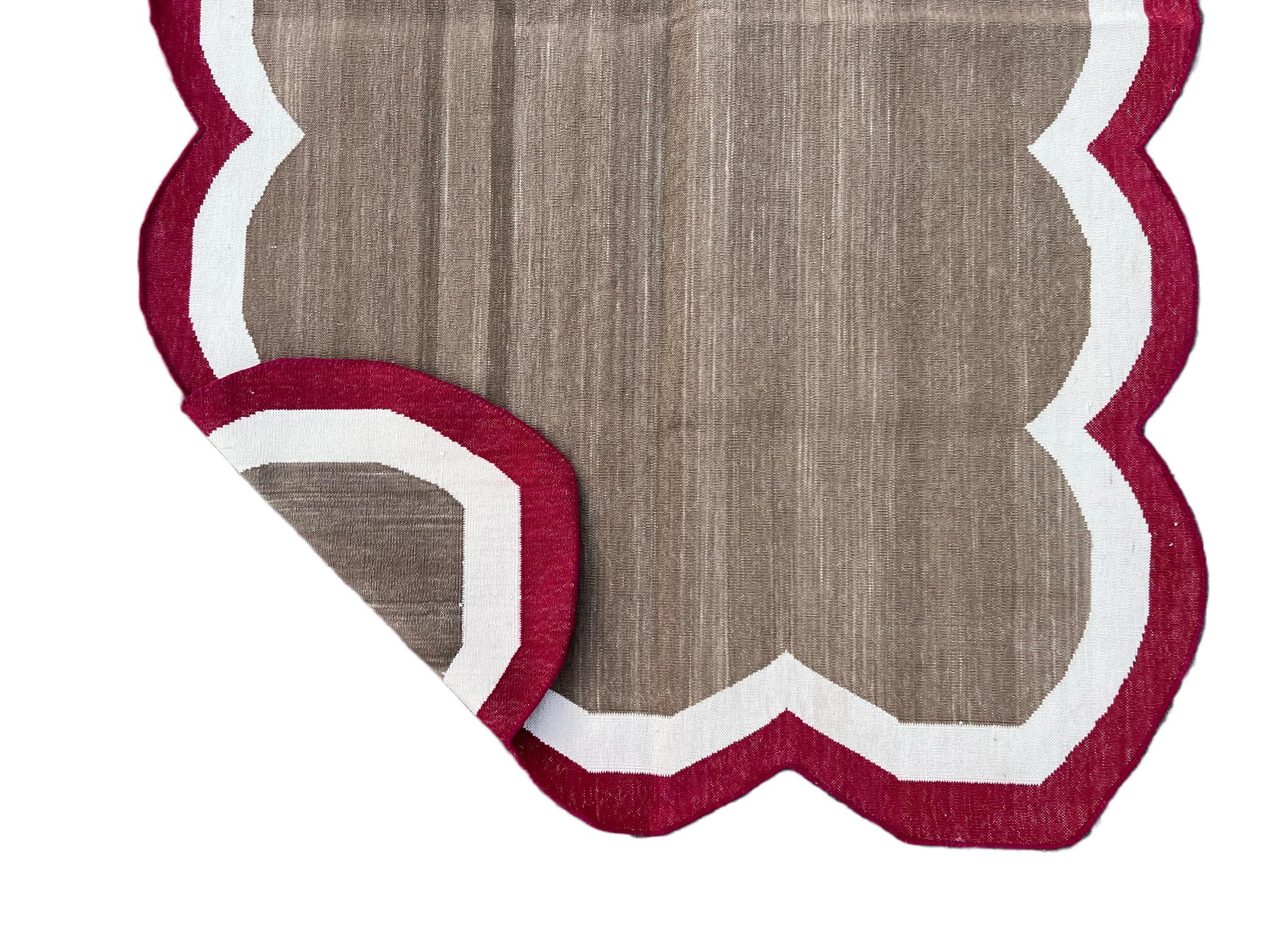 Handgefertigter Flachgewebe-Teppich aus Baumwolle, 3x5 Brown und Red Scalloped Kilim Dhurrie im Zustand „Neu“ im Angebot in Jaipur, IN