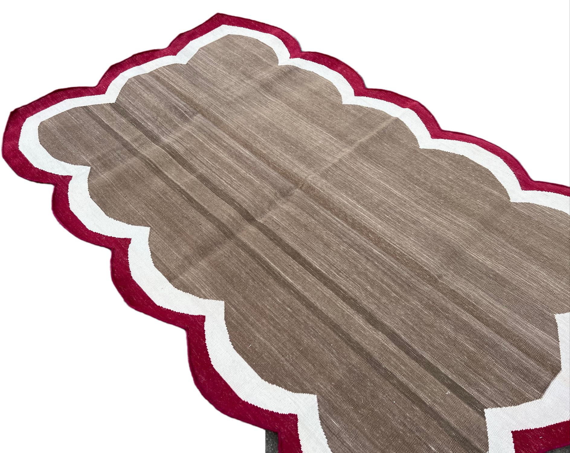 Handgefertigter Flachgewebe-Teppich aus Baumwolle, 3x5 Brown und Red Scalloped Kilim Dhurrie im Angebot 2