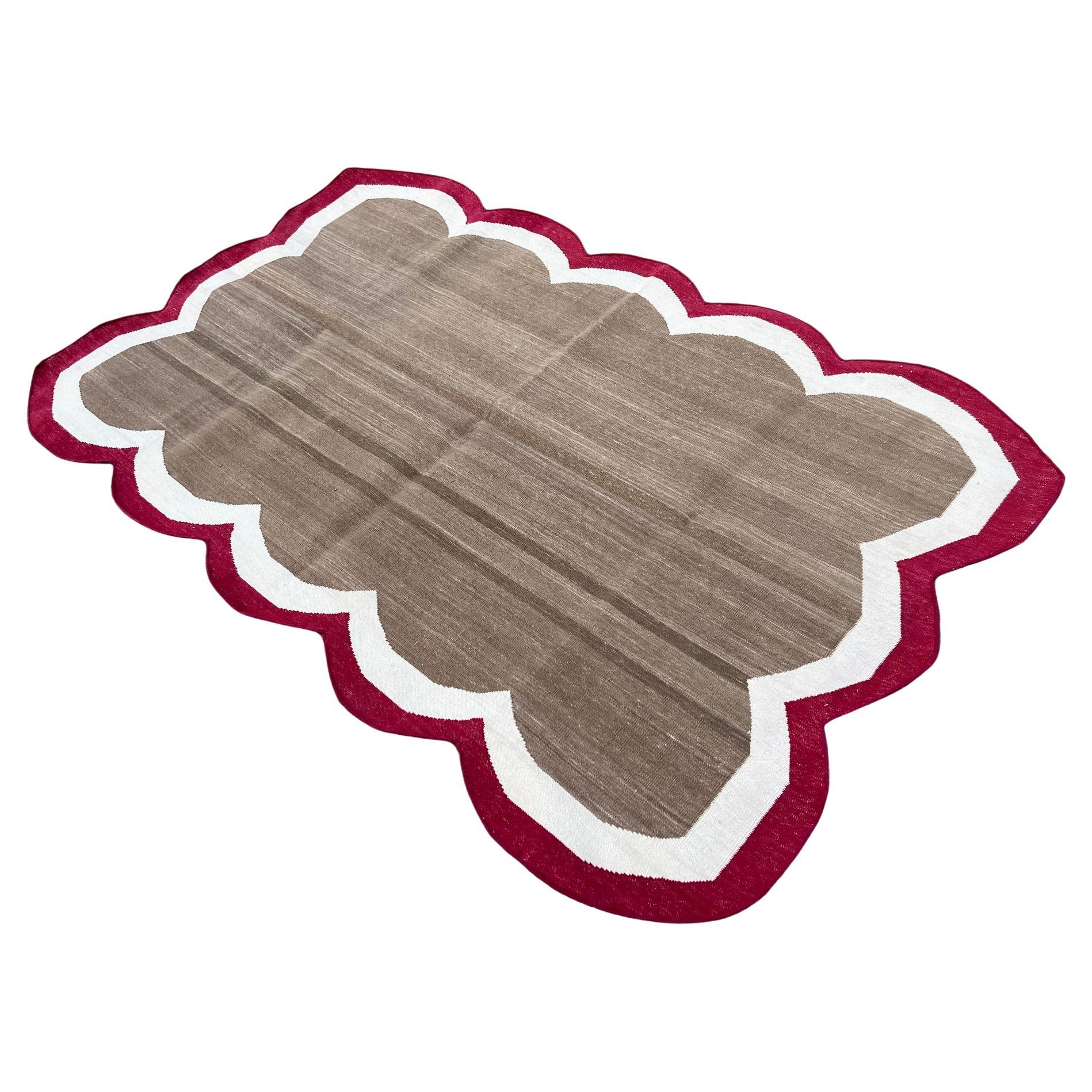 Handgefertigter Flachgewebe-Teppich aus Baumwolle, 3x5 Brown und Red Scalloped Kilim Dhurrie im Angebot