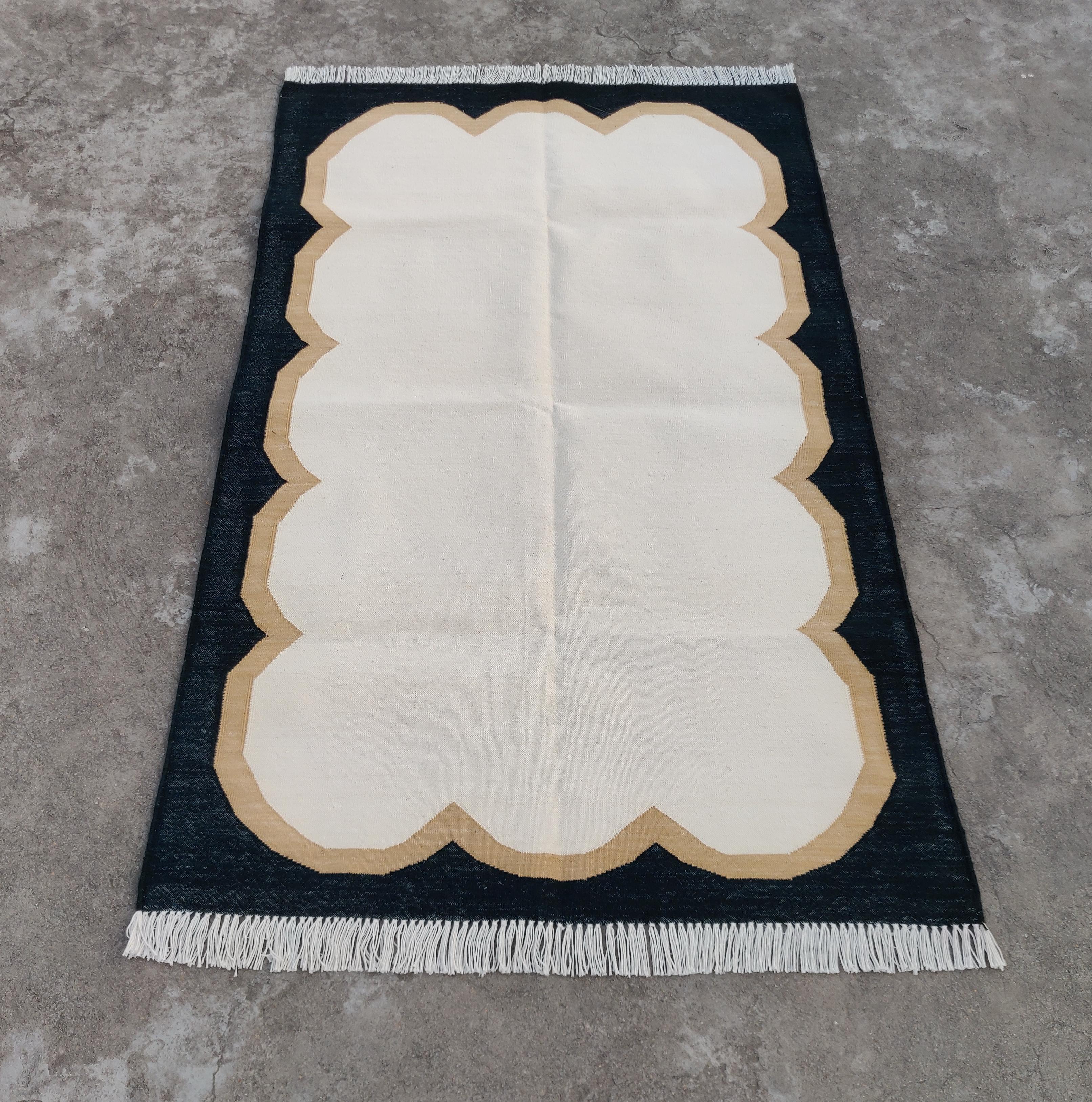 Handmade Cotton Area Flat Weave Rug, 3x5 Cream And Black Scallop Indian Dhurrie In New Condition For Sale In Jaipur, IN