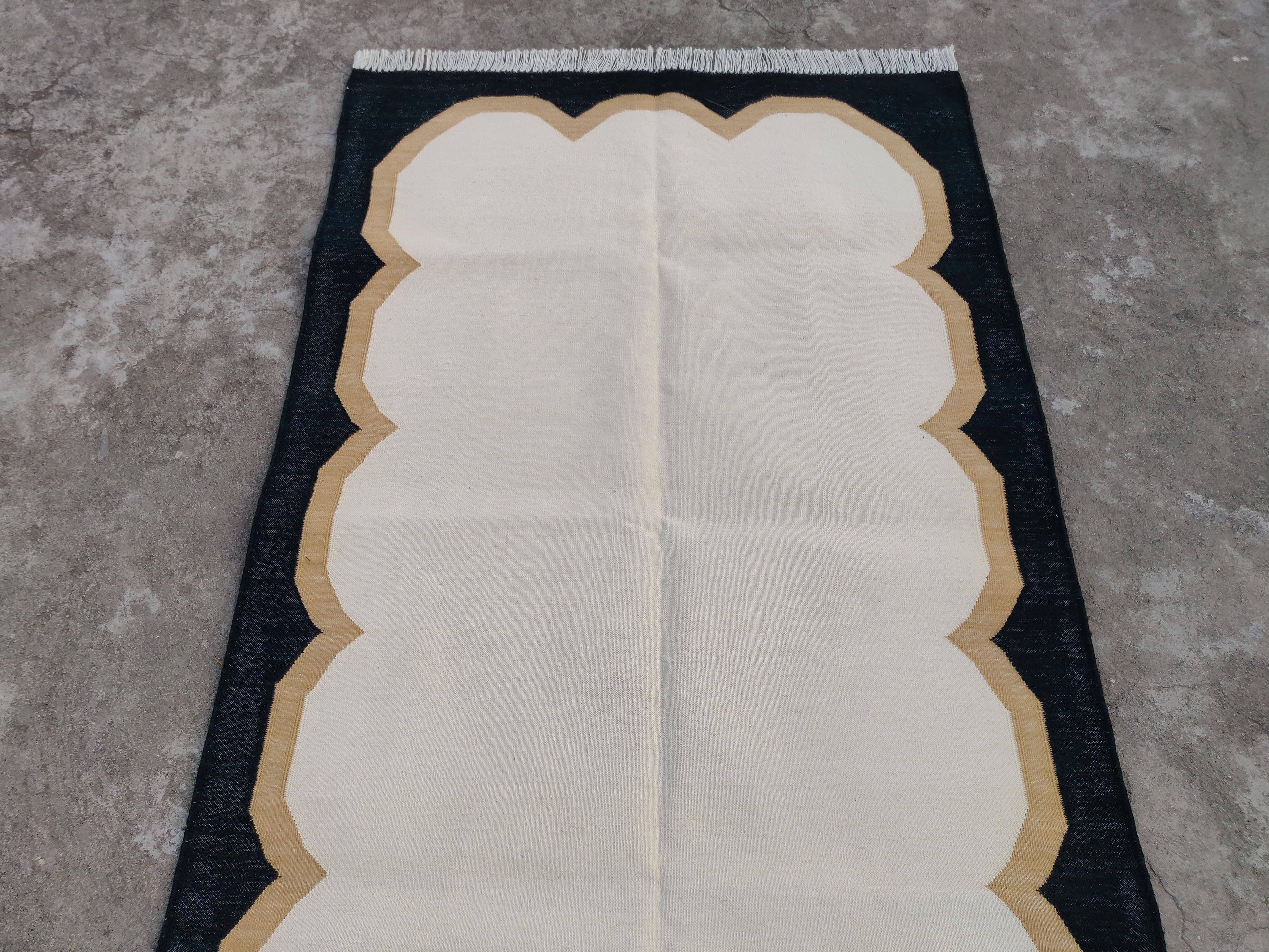 Contemporary Handmade Cotton Area Flat Weave Rug, 3x5 Cream And Black Scallop Indian Dhurrie For Sale