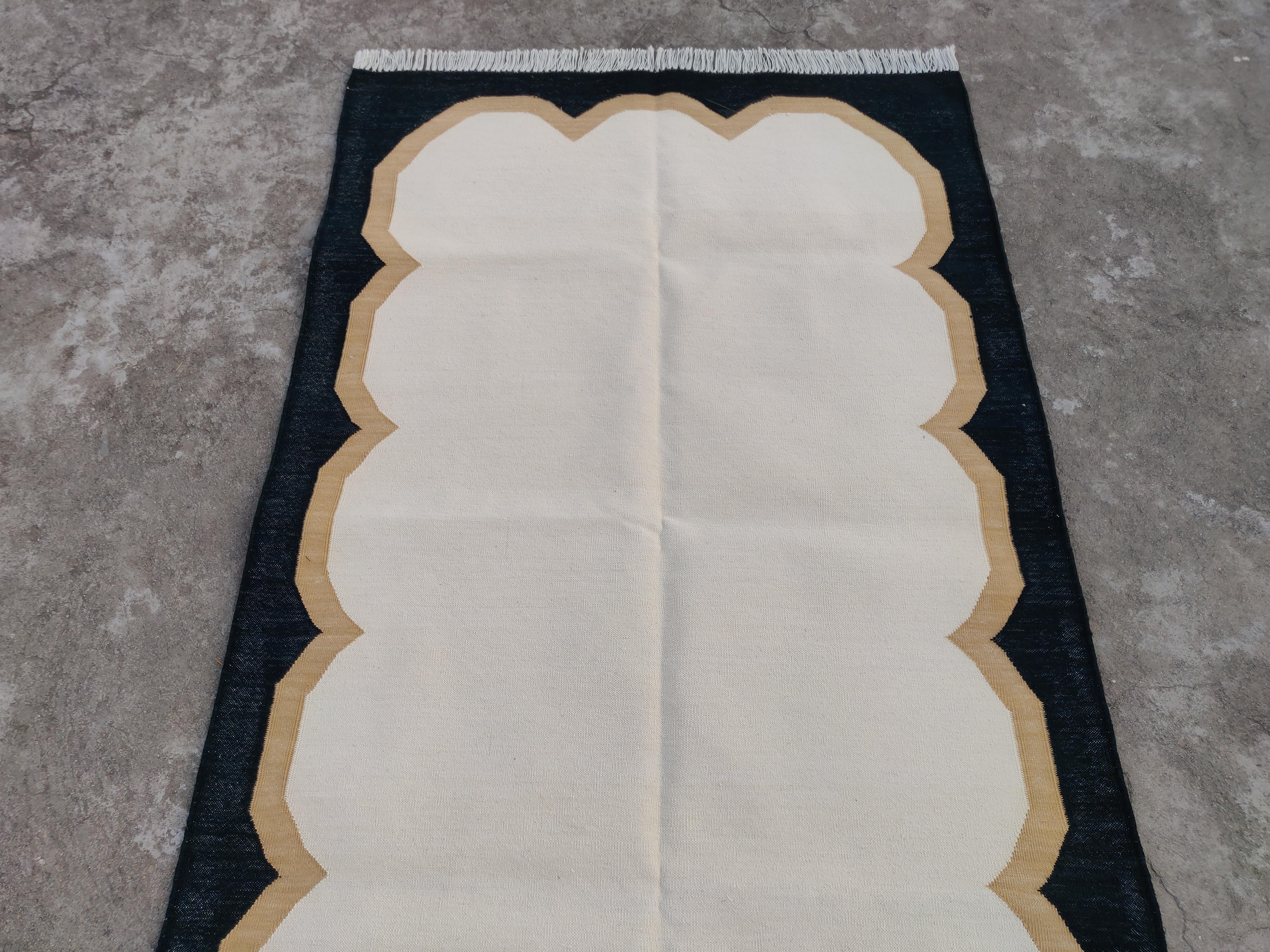 Tappeto a tessitura piatta in cotone fatto a mano, 3x5 Crema e smerlo nero Dhurrie indiano In condizioni Nuovo in vendita a Jaipur, IN