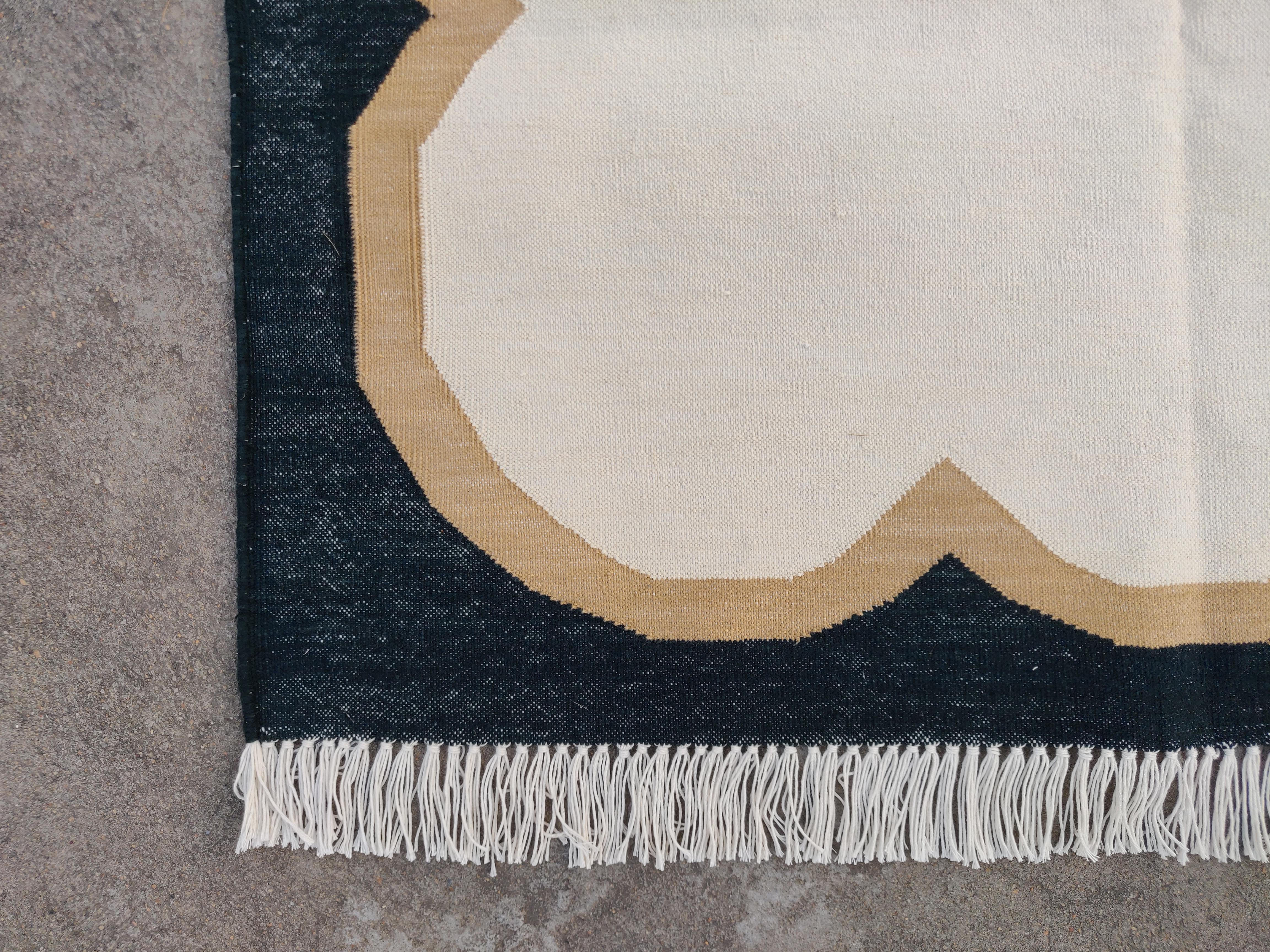 Handgefertigter Flachgewebe-Teppich aus Baumwolle, 3x5 Cremefarbener und schwarzer Jakobsmuschel-Indianer Dhurrie (21. Jahrhundert und zeitgenössisch) im Angebot