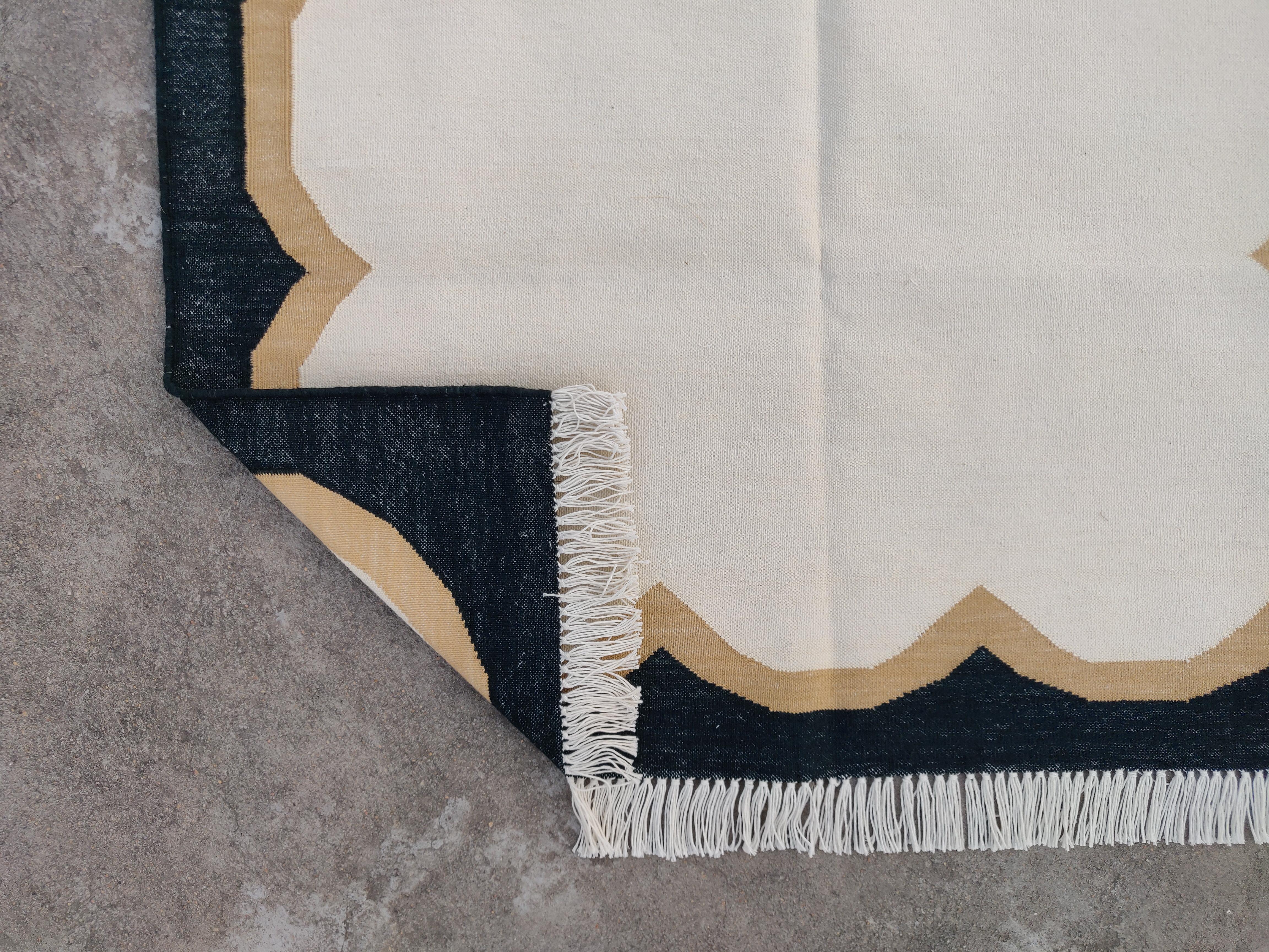 Cotone Tappeto a tessitura piatta in cotone fatto a mano, 3x5 Crema e smerlo nero Dhurrie indiano in vendita