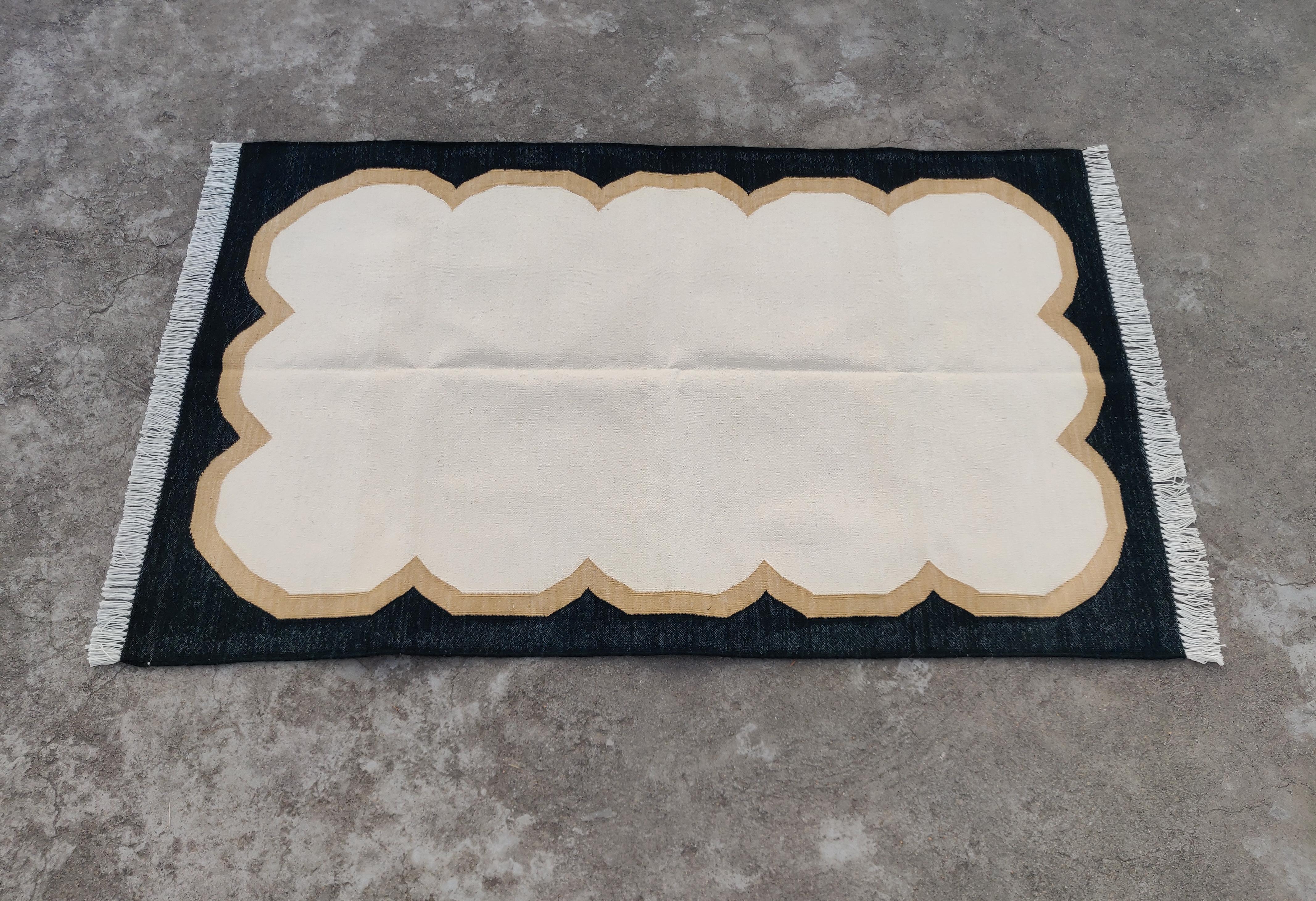 Handmade Cotton Area Flat Weave Rug, 3x5 Cream And Black Scallop Indian Dhurrie For Sale 3