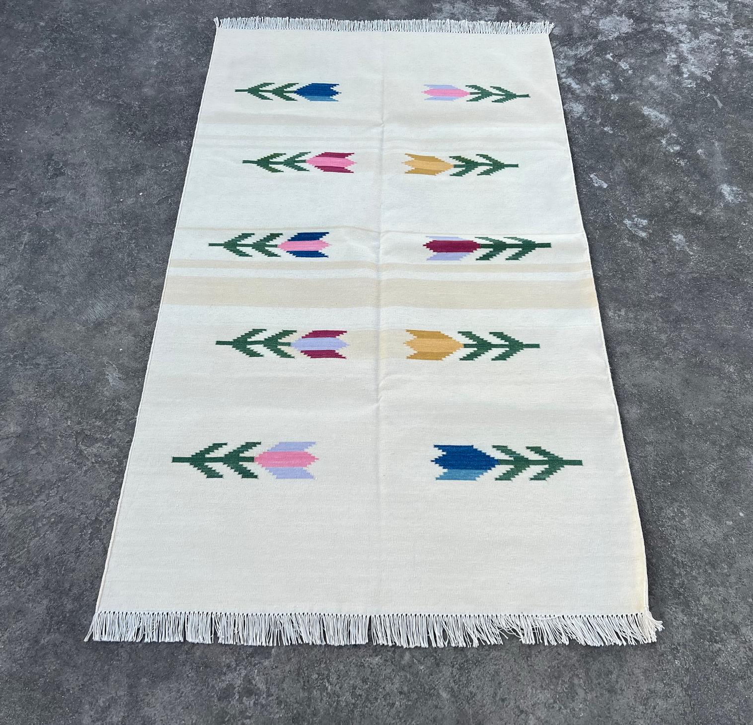 Handmade Cotton Area Flat Weave Rug, 3x5 Cream And Green Leaf Indian Dhurrie Rug In New Condition For Sale In Jaipur, IN