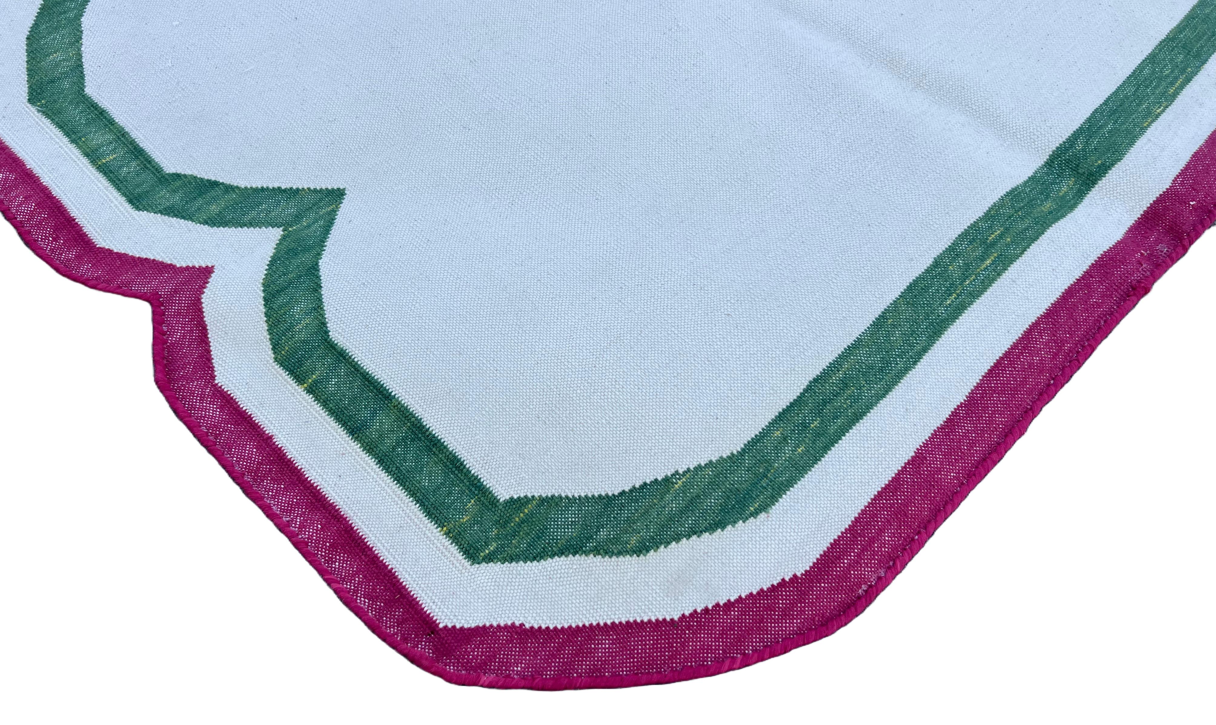 Mid-Century moderno Tappeto a tessitura piatta in cotone fatto a mano, 3x5 crema e rosa smerlato indiano Dhurrie in vendita
