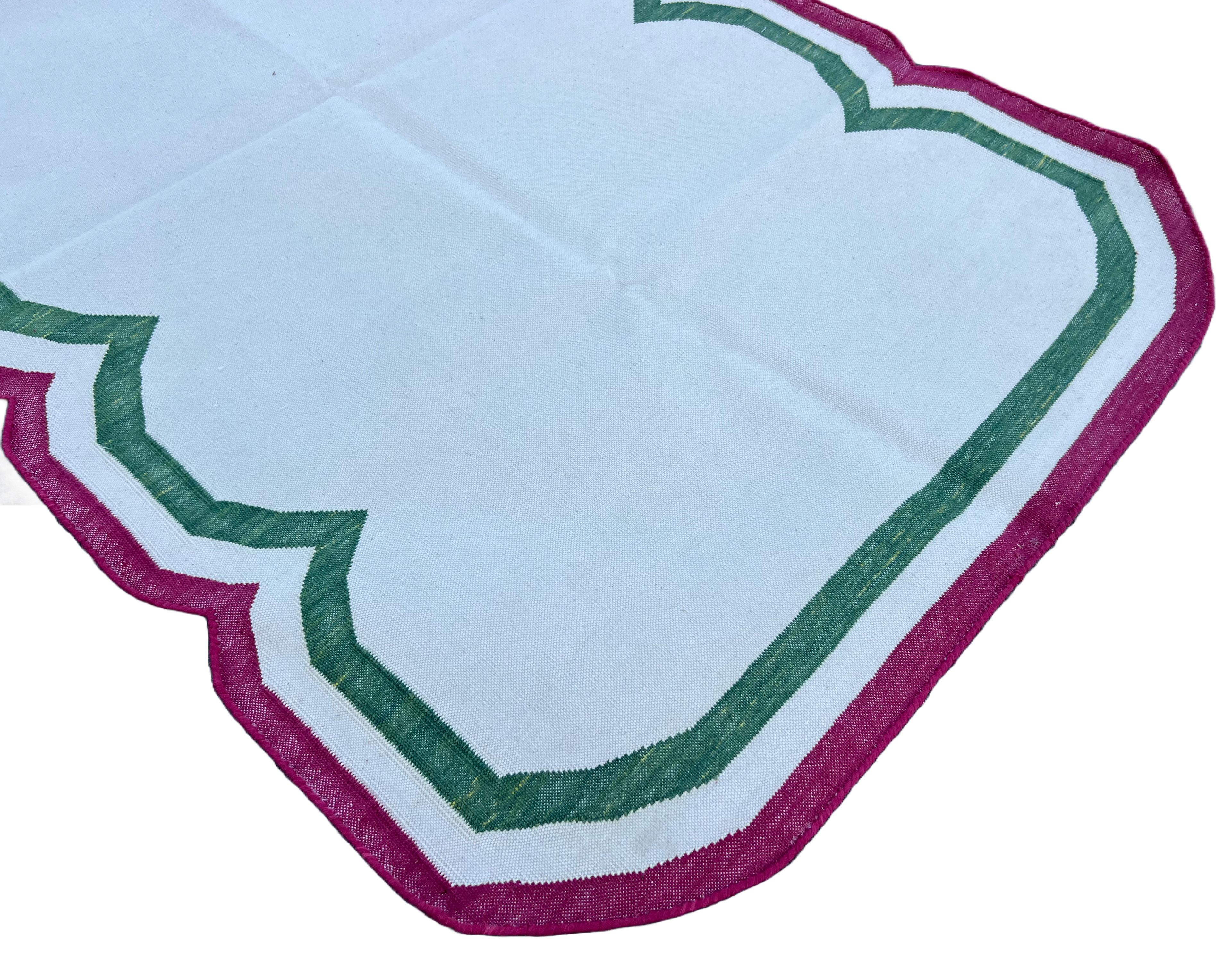 Indiano Tappeto a tessitura piatta in cotone fatto a mano, 3x5 crema e rosa smerlato indiano Dhurrie in vendita