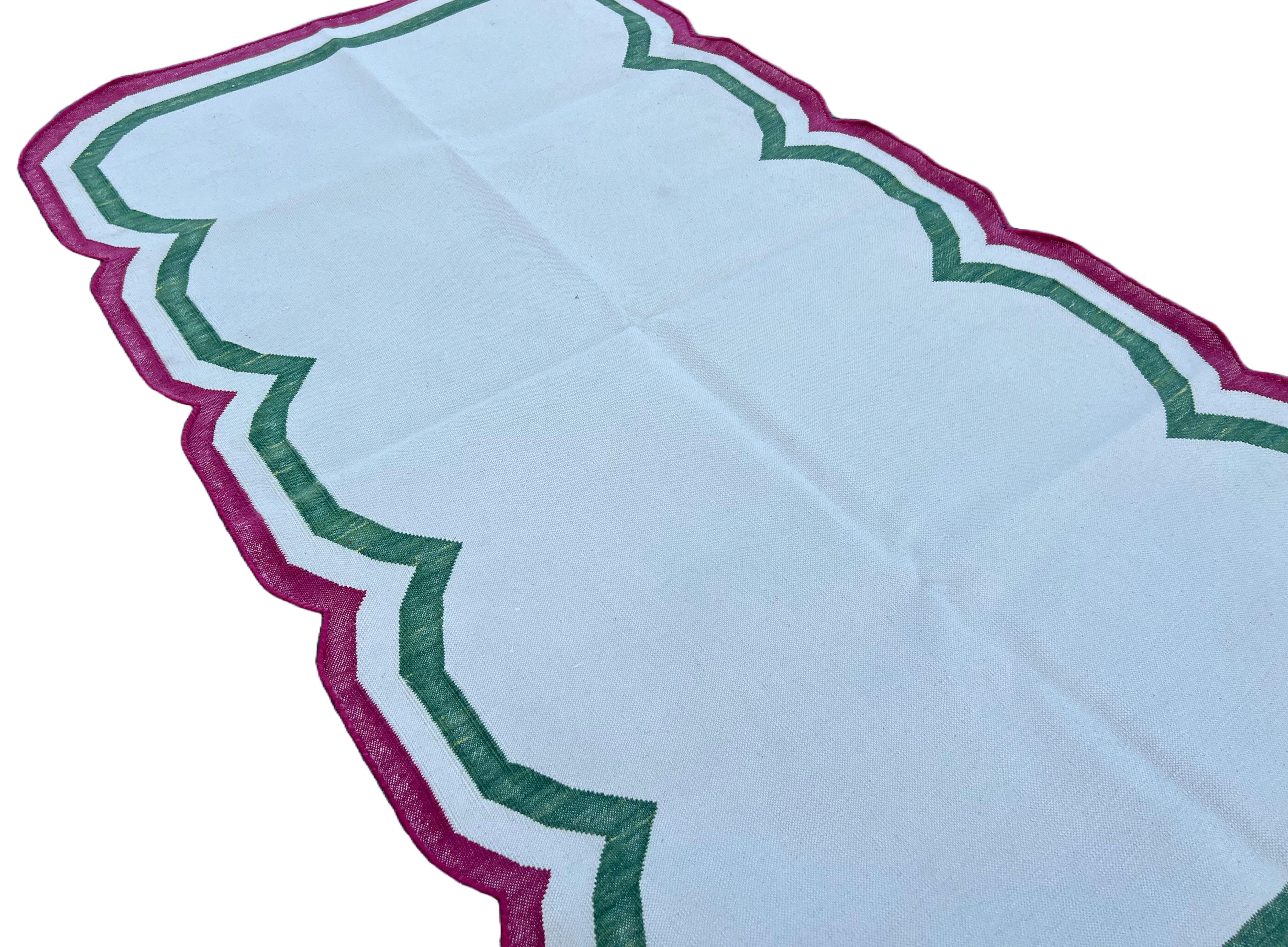 Tessuto a mano Tappeto a tessitura piatta in cotone fatto a mano, 3x5 crema e rosa smerlato indiano Dhurrie in vendita