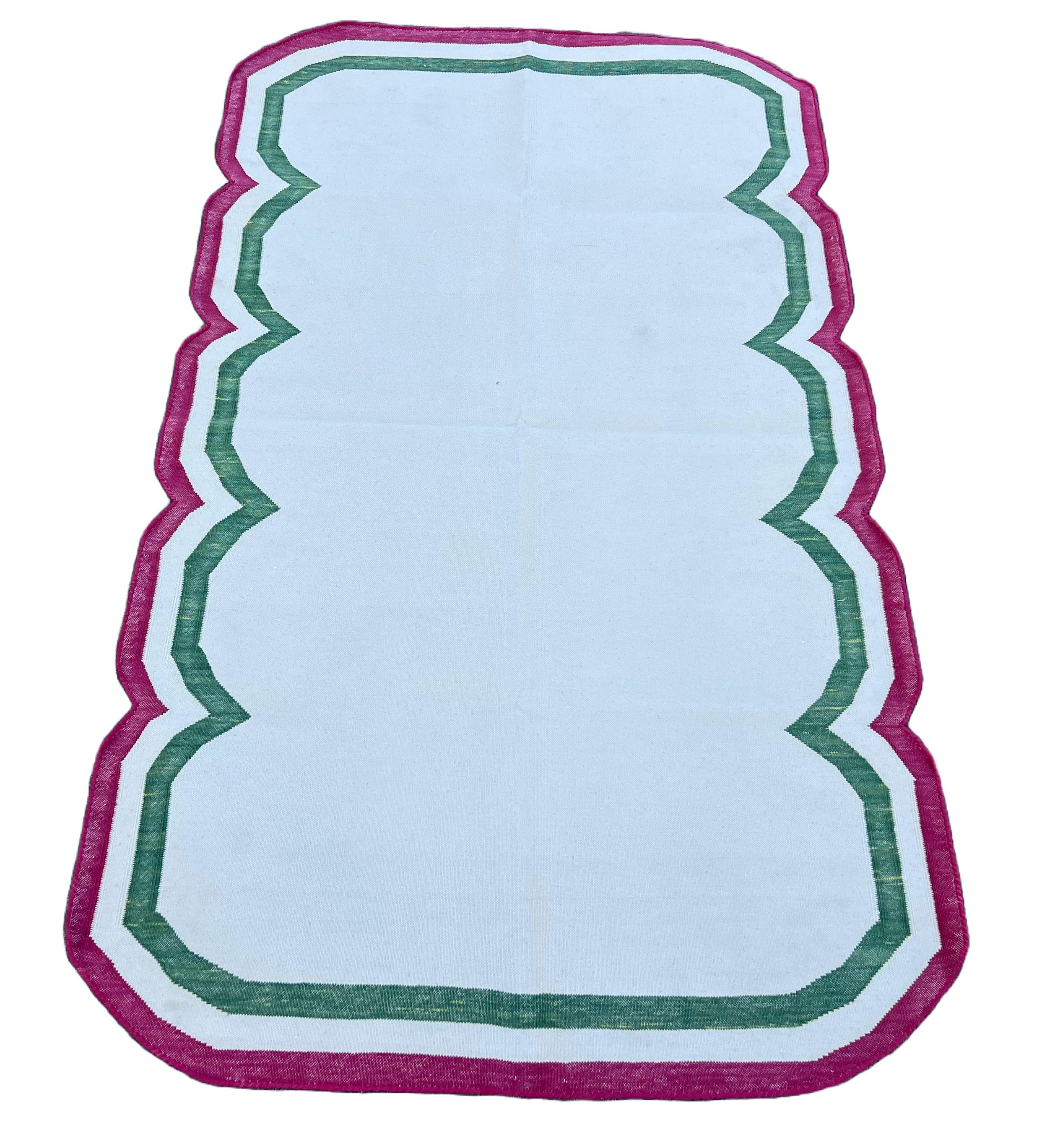 Tappeto a tessitura piatta in cotone fatto a mano, 3x5 crema e rosa smerlato indiano Dhurrie In condizioni Nuovo in vendita a Jaipur, IN