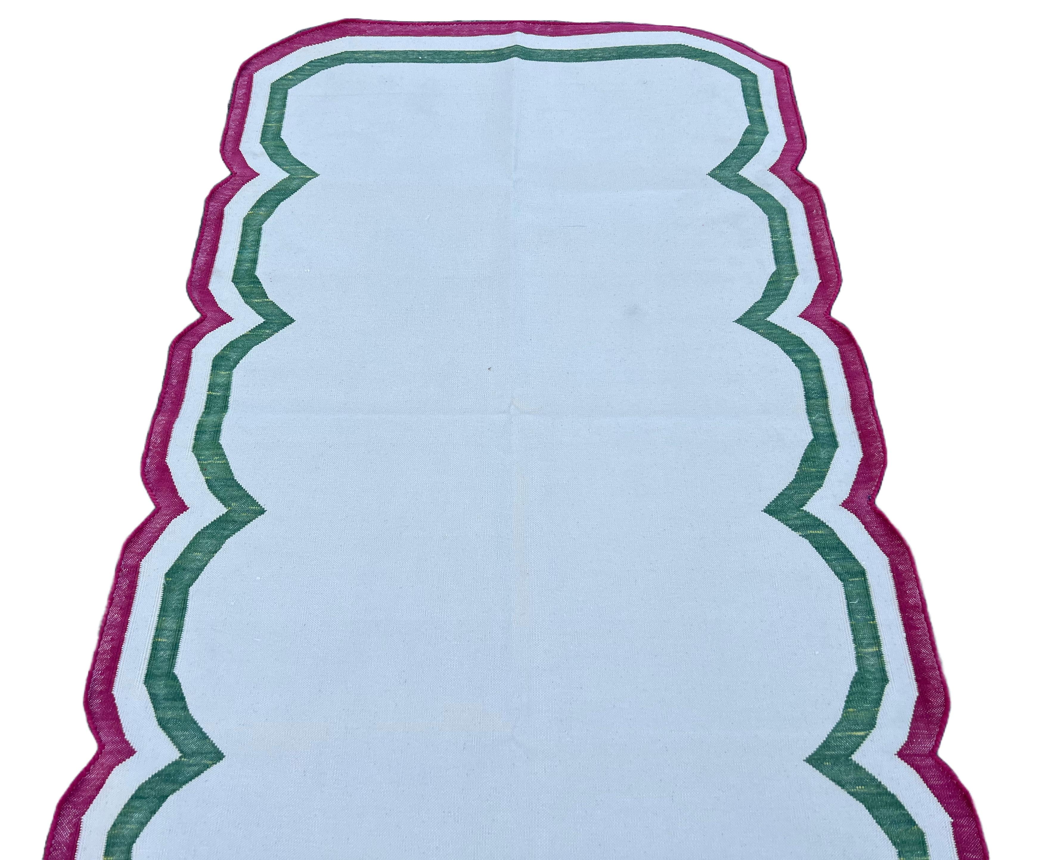 XXI secolo e contemporaneo Tappeto a tessitura piatta in cotone fatto a mano, 3x5 crema e rosa smerlato indiano Dhurrie in vendita