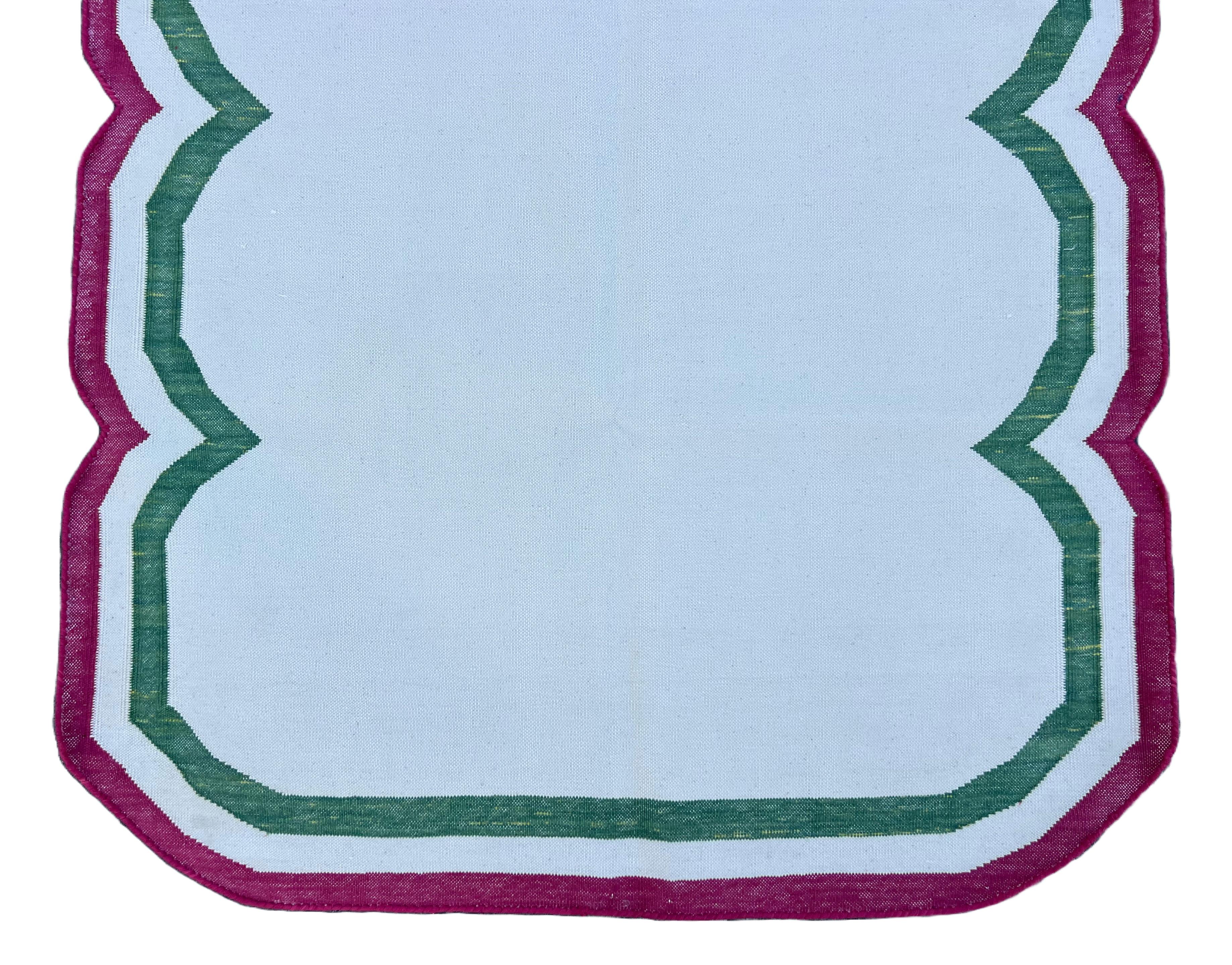 Cotone Tappeto a tessitura piatta in cotone fatto a mano, 3x5 crema e rosa smerlato indiano Dhurrie in vendita